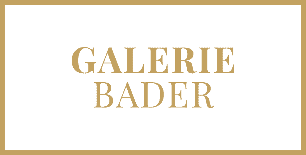 L'image montre le texte "GALERIE BADER" en lettres majuscules dorées centré sur un fond noir, encadré par une fine bordure dorée.