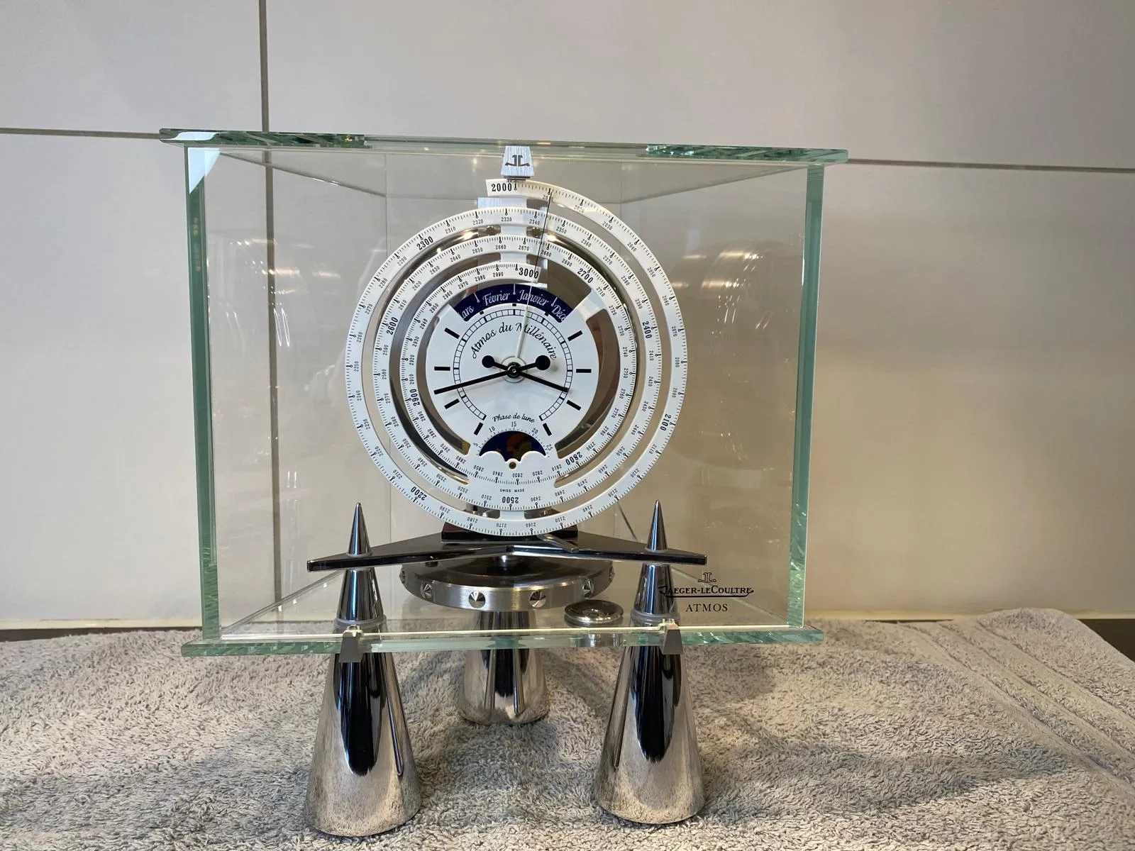 Pendule Atmos Jaeger-LeCoultre sous cloche en verre