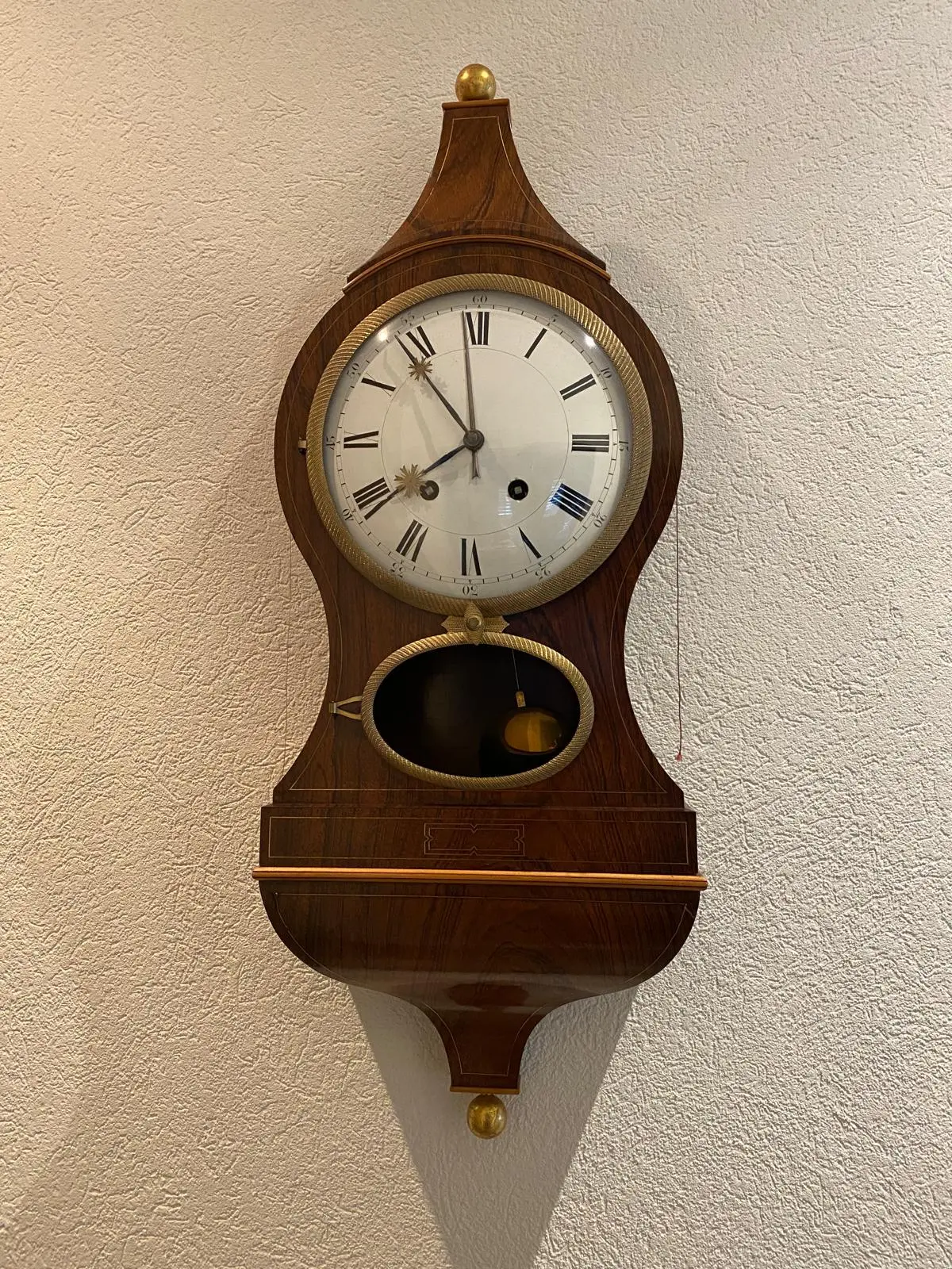 Horloge murale ancienne en bois avec pendule