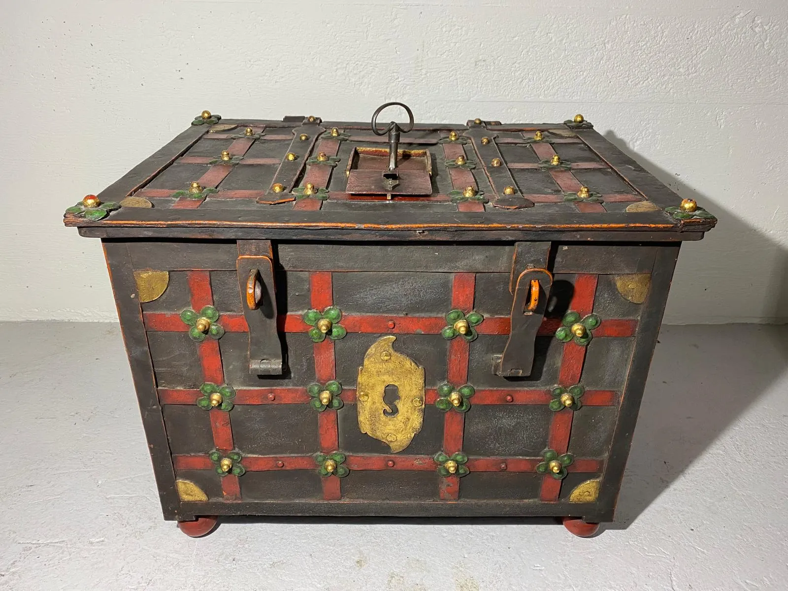 Coffre ancien en bois décoré de ferrures