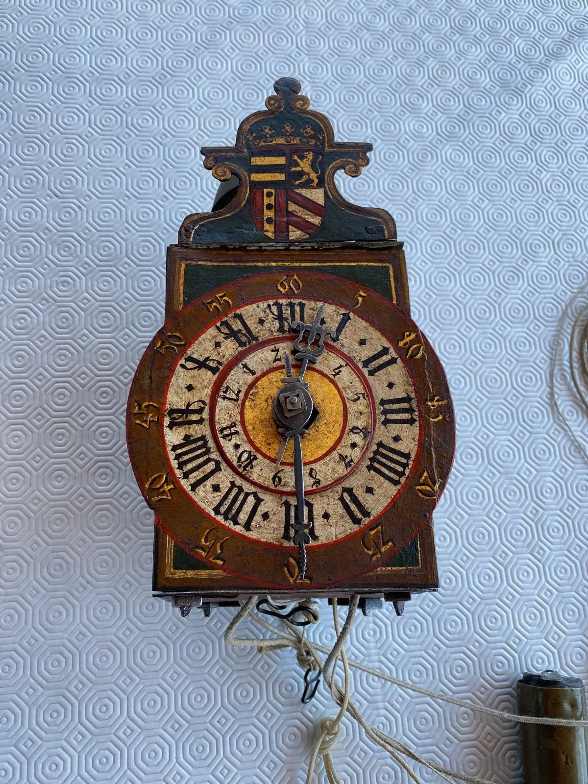 Horloge murale ancienne en bois sculpté