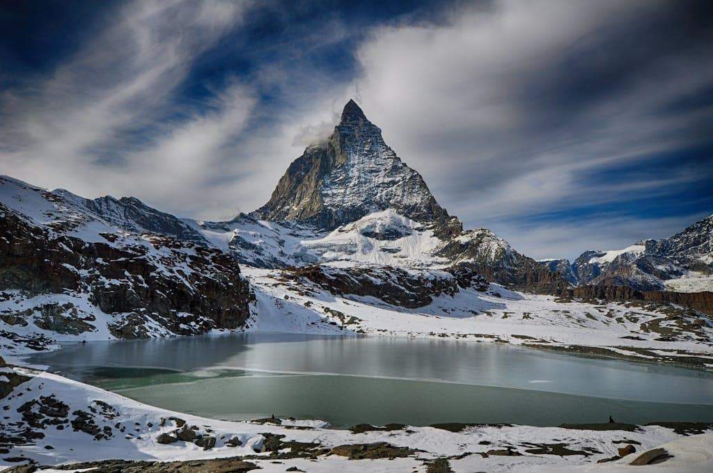 Malerischer Winterblick auf das Matterhorn mit See, perfekt für Abenteuer- und Reisebilder.