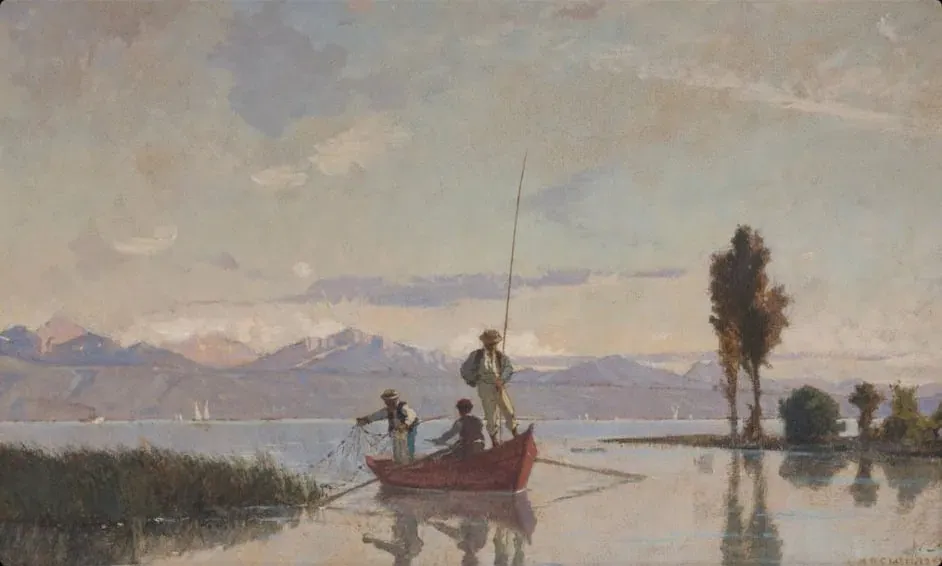 Ein kleines Boot mit drei Anglern auf einem ruhigen See in der Nähe von Schilf bei Sonnenuntergang – eine Szene, die an François Bocion erinnert, mit Bergen und Bäumen in der Ferne, die sich unter einem pastellfarbenen Himmel im Wasser spiegeln.
