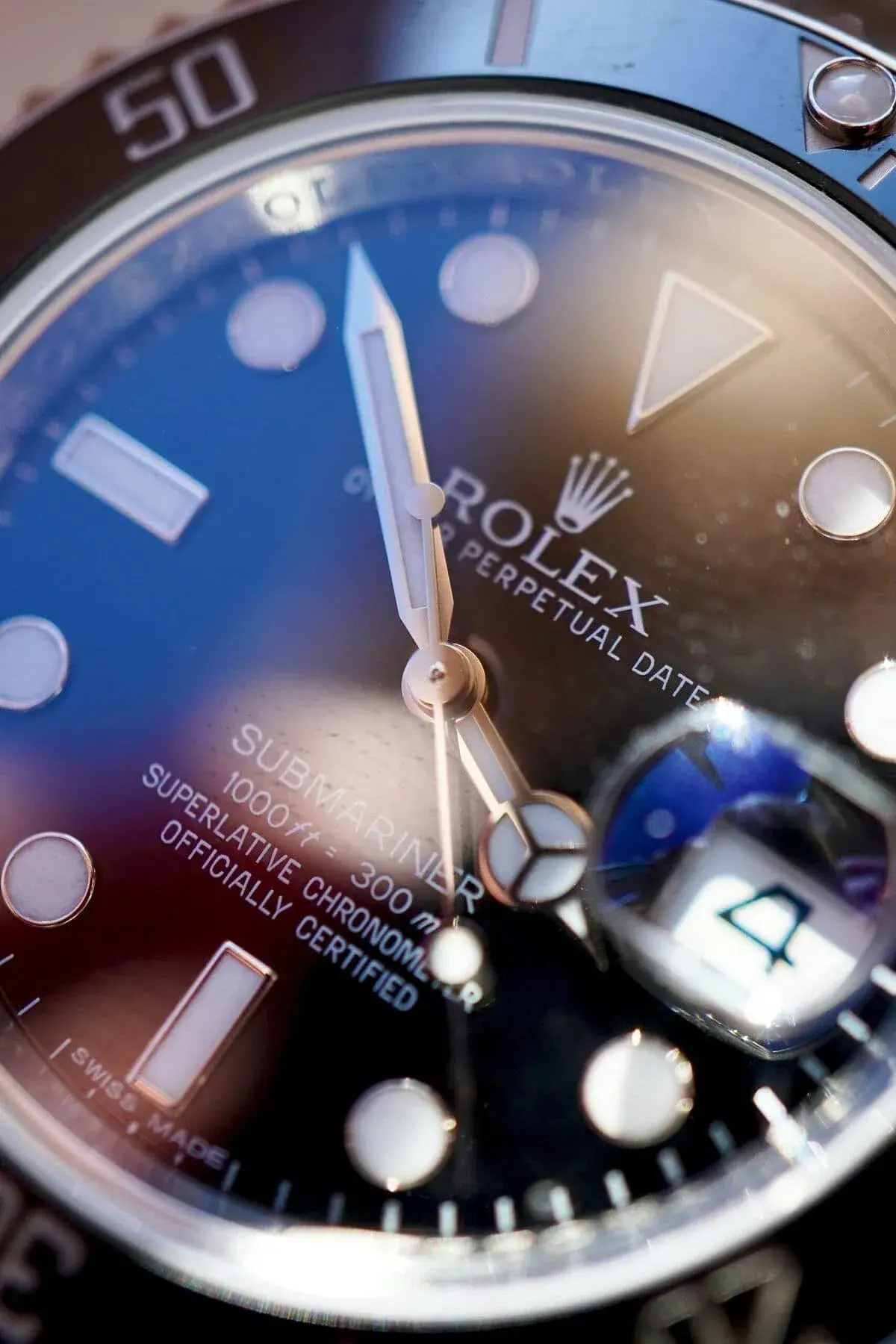 Gros plan du cadran d'une montre Rolex Submariner, une légende horlogère, montrant les aiguilles, la date grossie à "4", et un texte détaillé comprenant "Rolex Oyster Perpetual Date" et des informations sur l'étanchéité.
