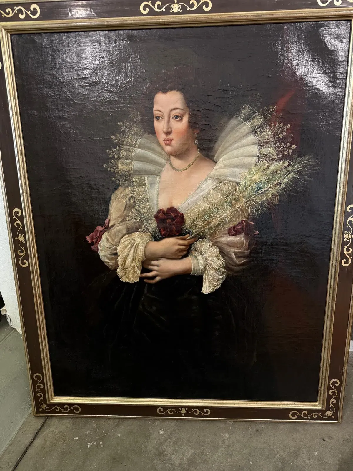 Portrait d'une femme en robe aristocratique ancienne.