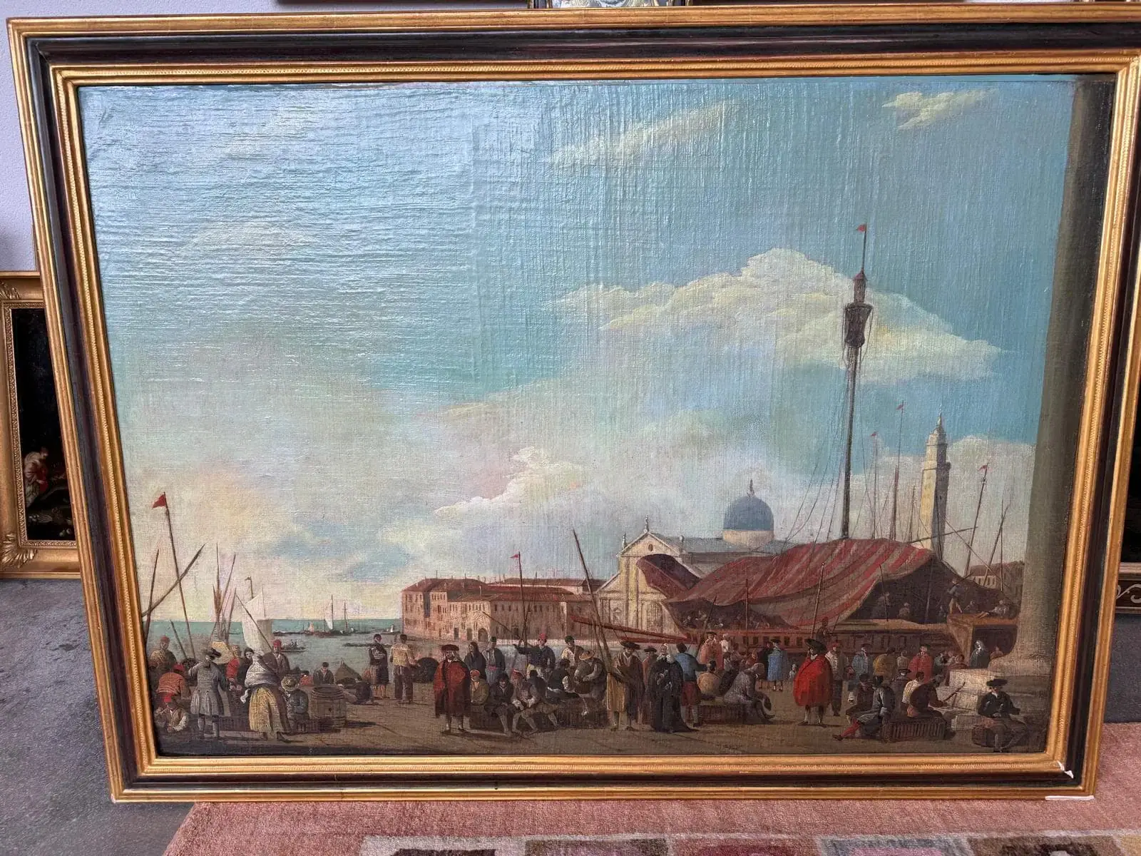 Peinture de marché maritime animé avec voiles et ciel bleu.