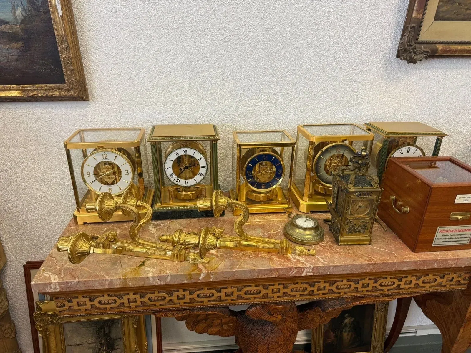 Horloges anciennes sur une table en marbre.