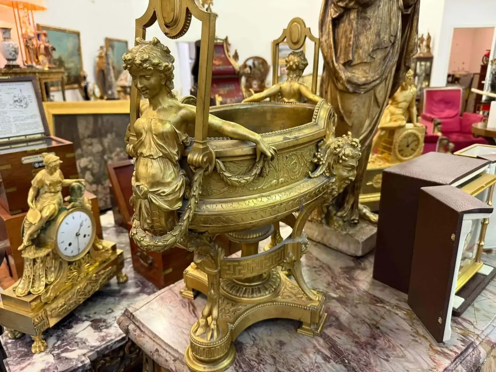 Antiquités en bronze doré sur une table