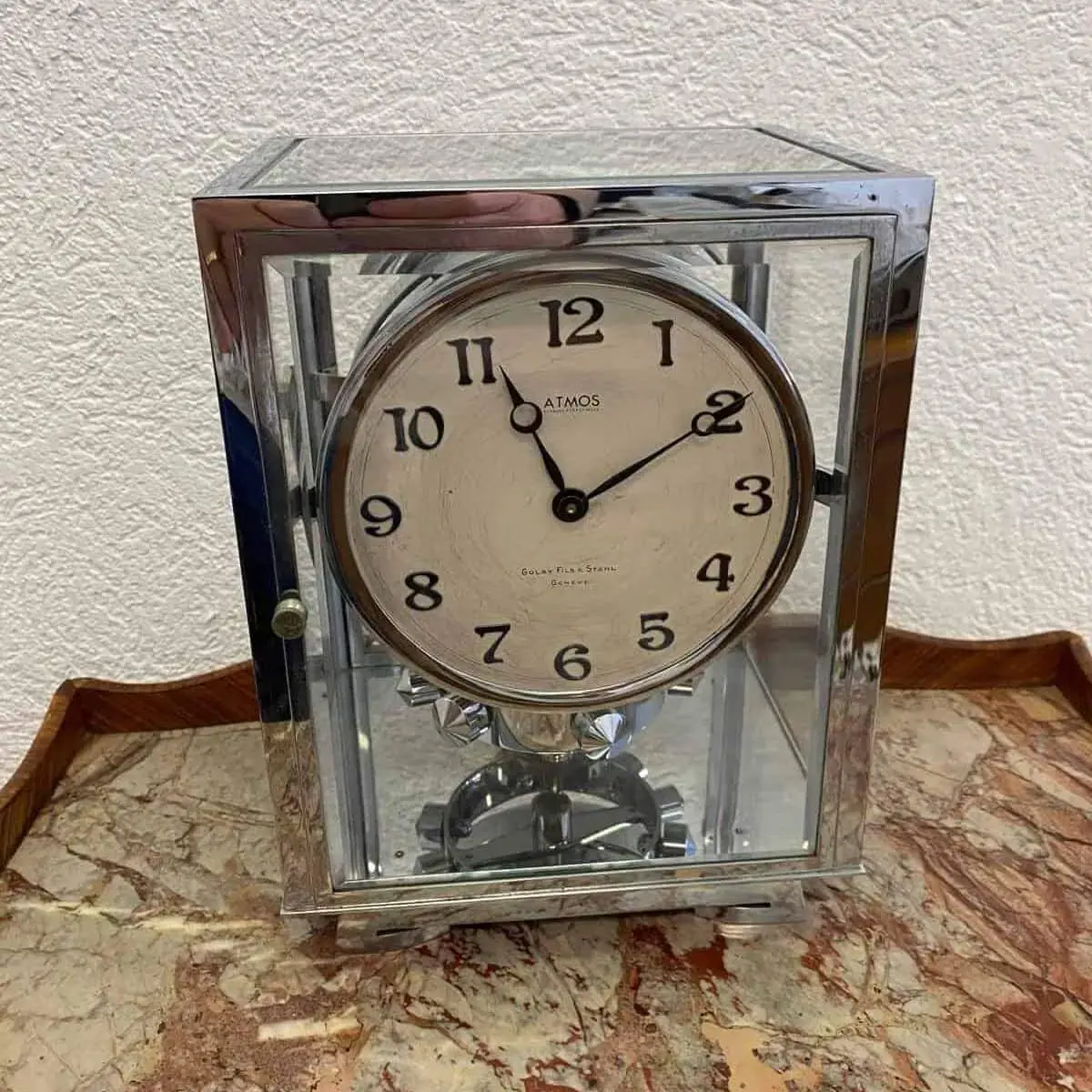 Horloge Atmos sur table en marbre.
