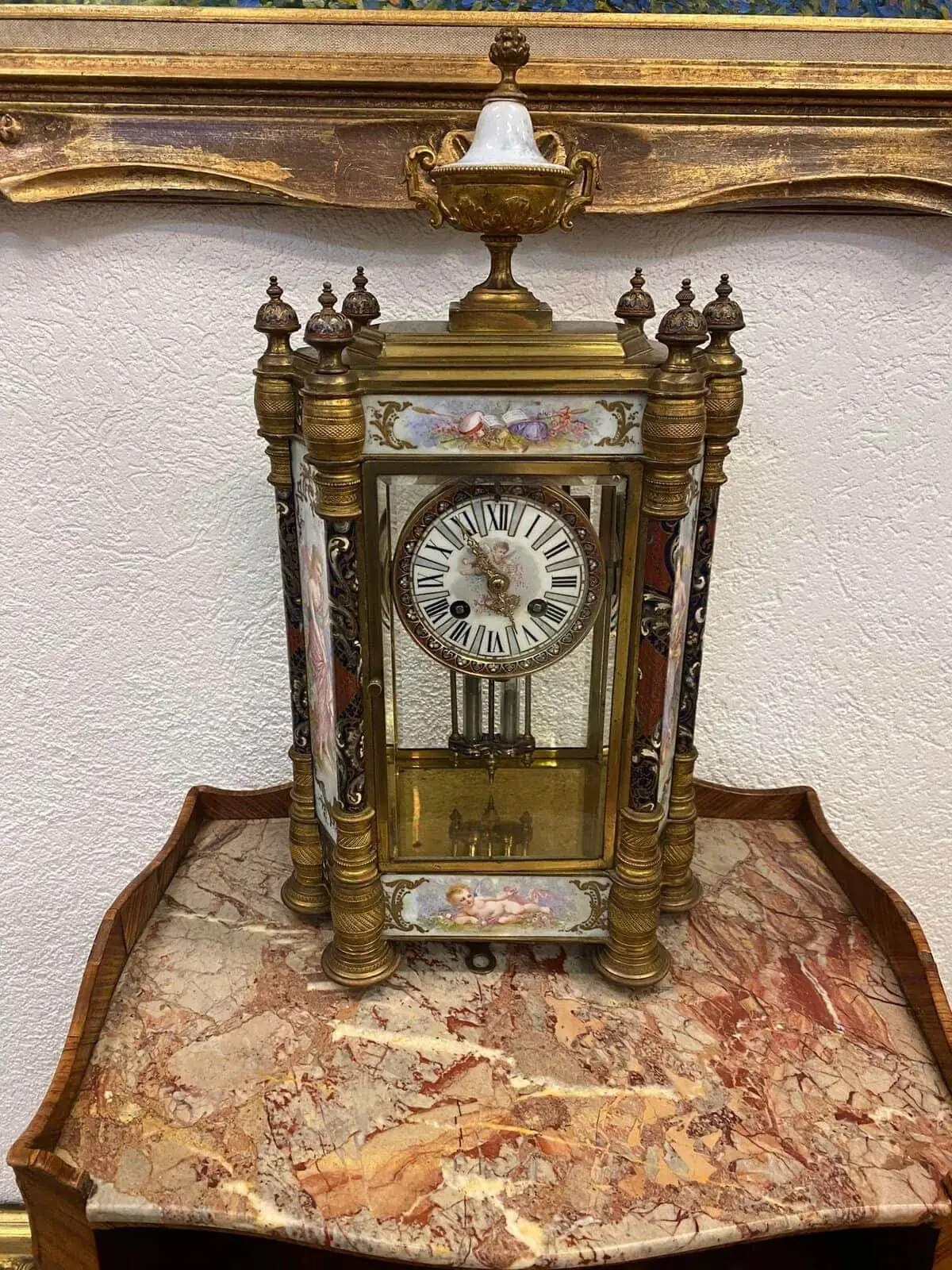 Horloge ancienne dorée avec cadran décoratif.
