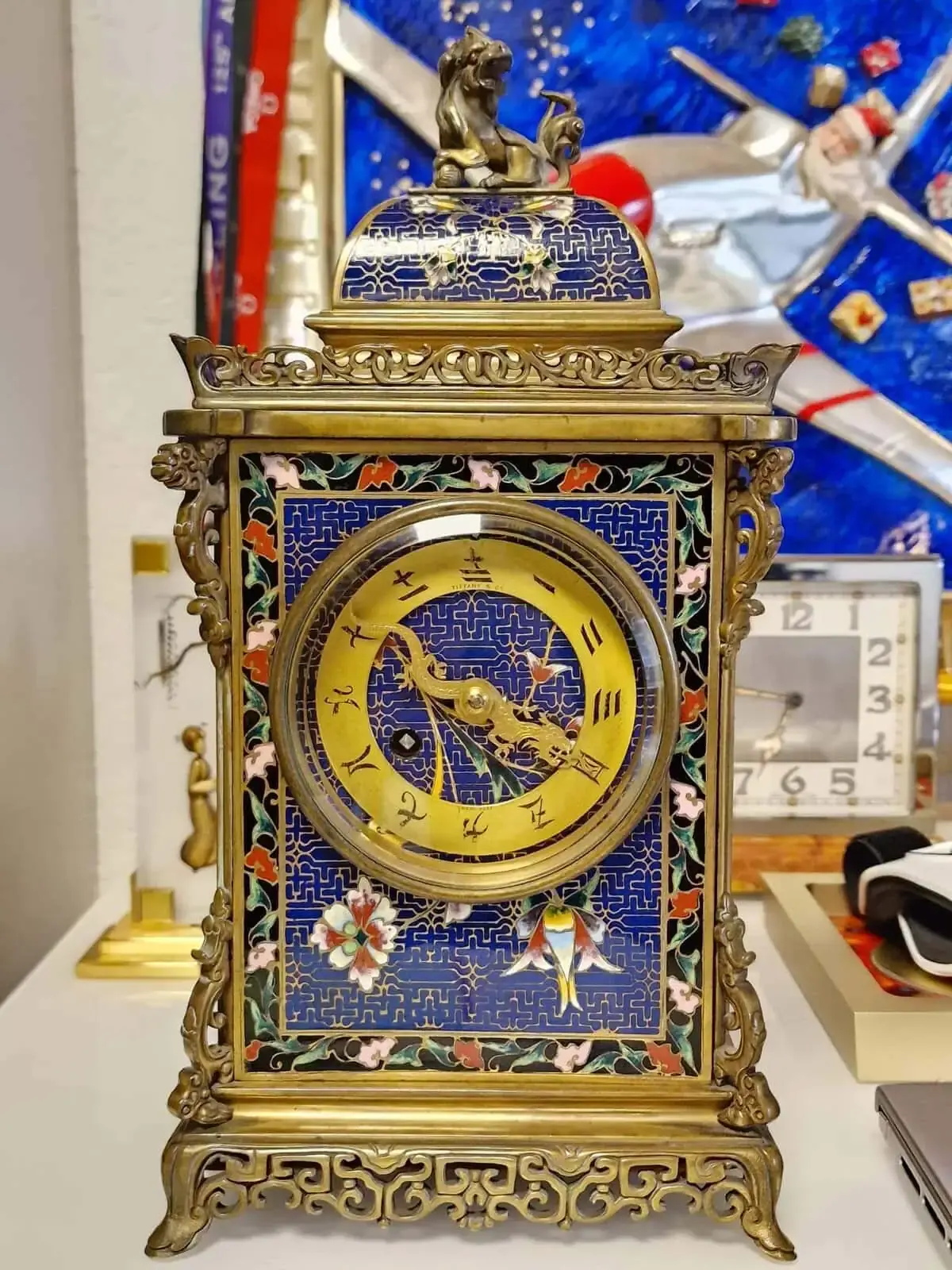Horloge ancienne décorée avec motifs floraux.