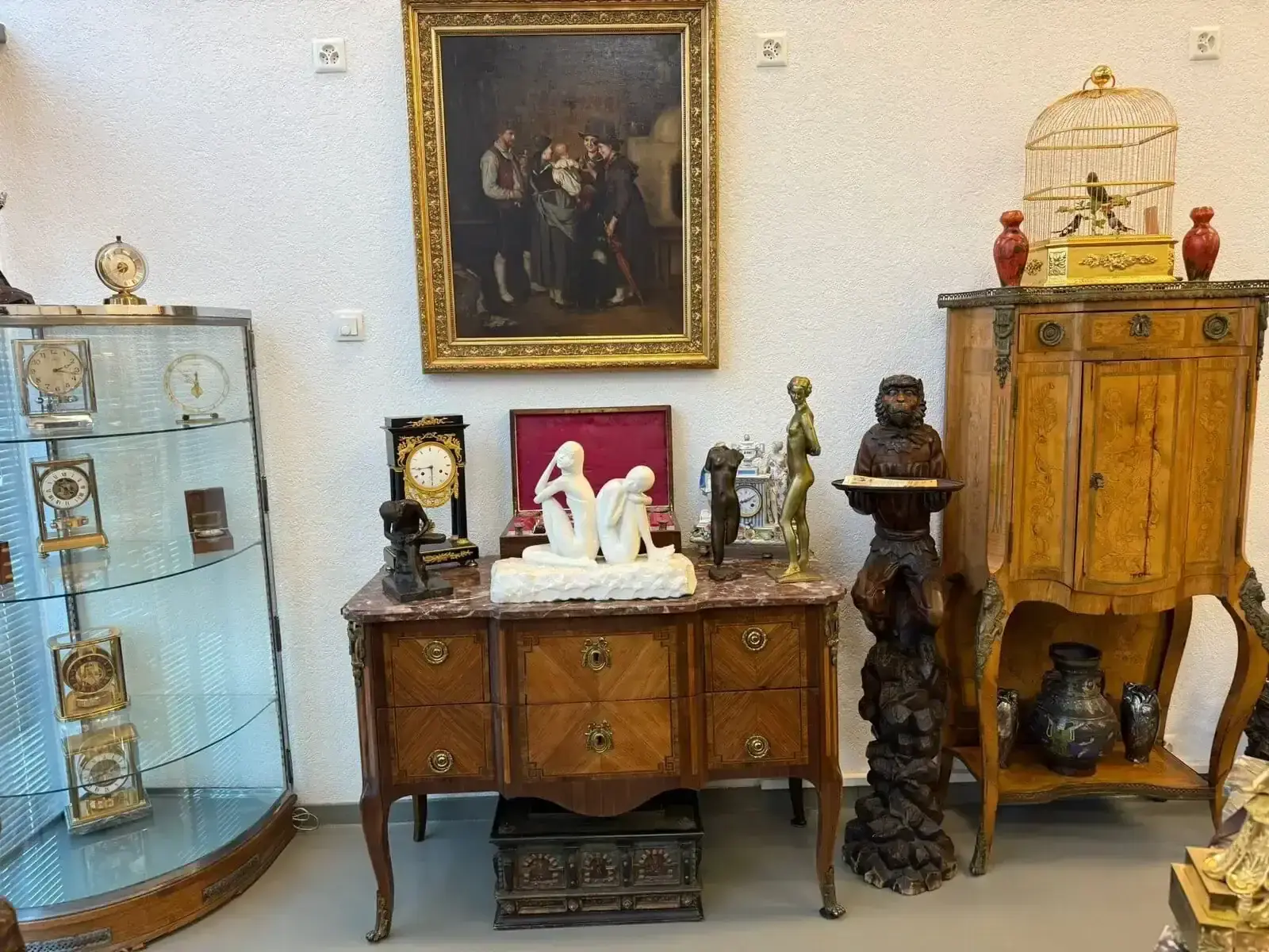 Salle d'exposition avec meubles et objets anciens.