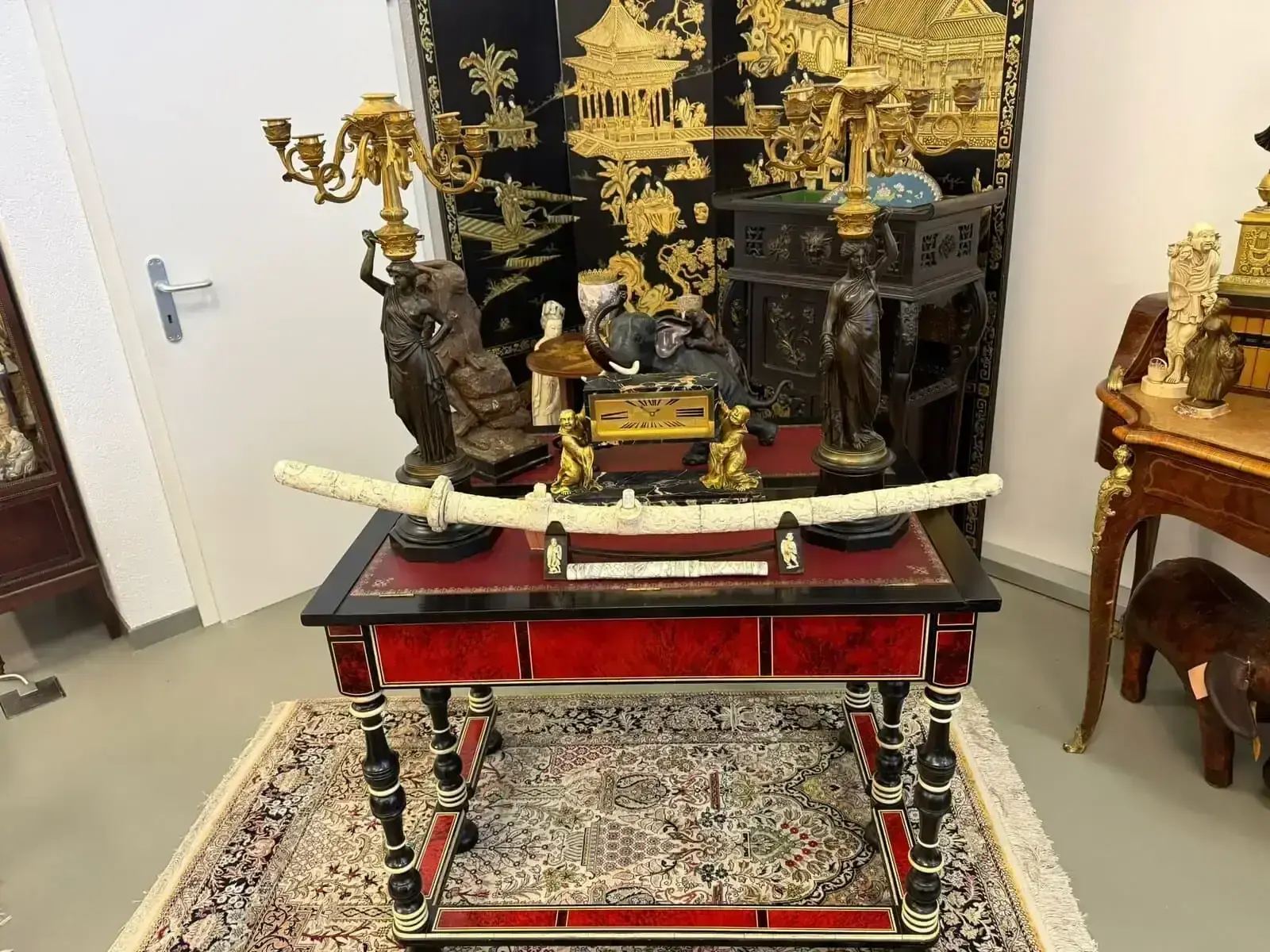 Intérieur avec antiquités et décorations asiatiques.