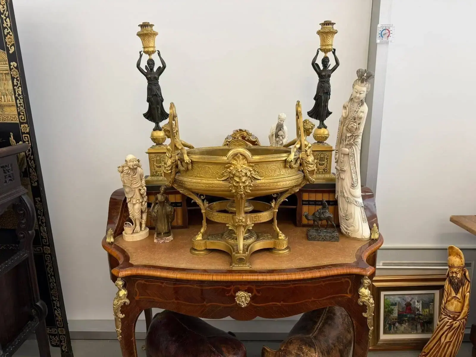 Table ornée de sculptures variées.