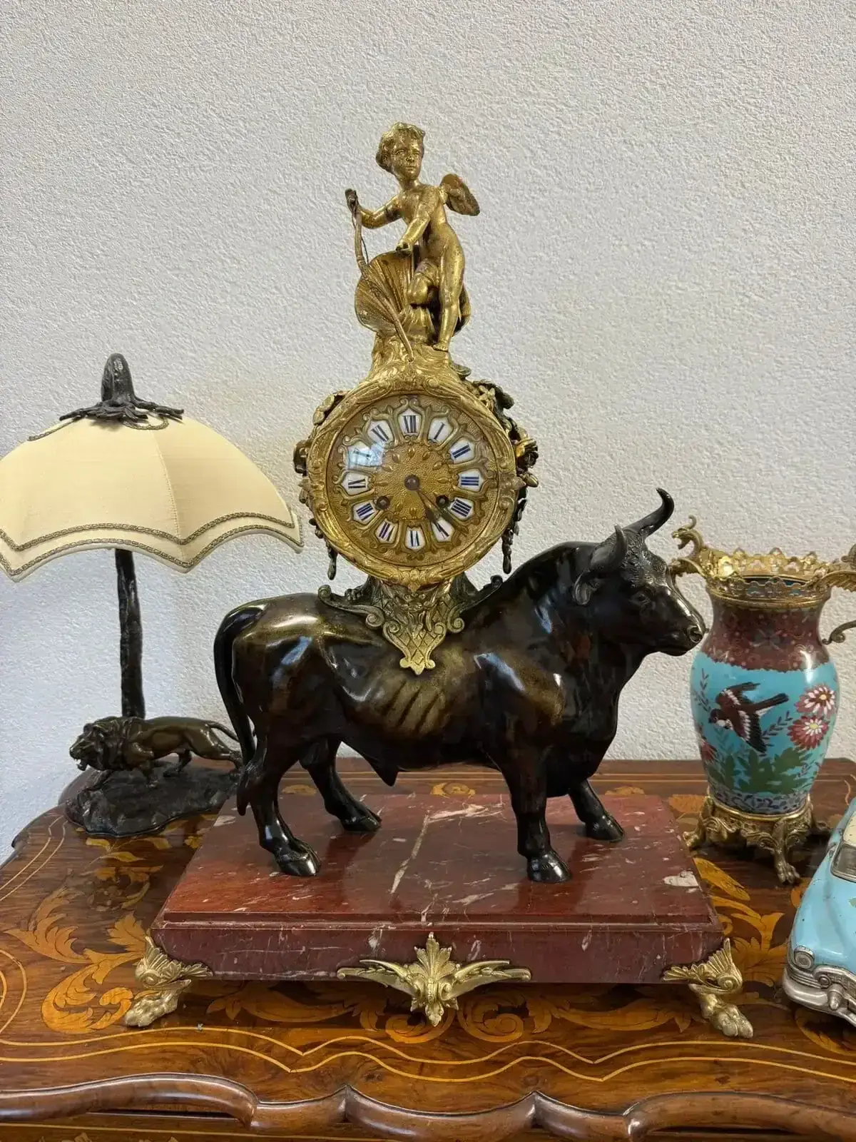 Horloge ancienne décorative sur taureau en bronze