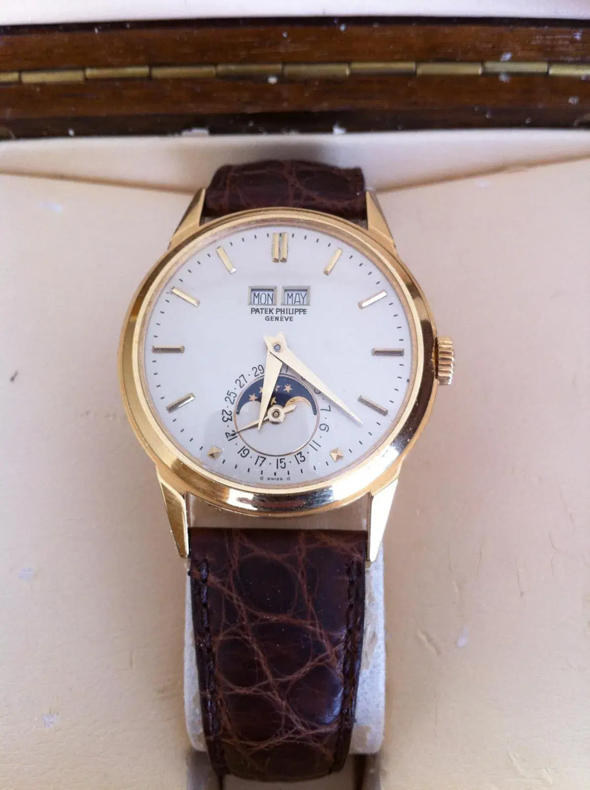 Montre de luxe dorée avec bracelet en cuir.