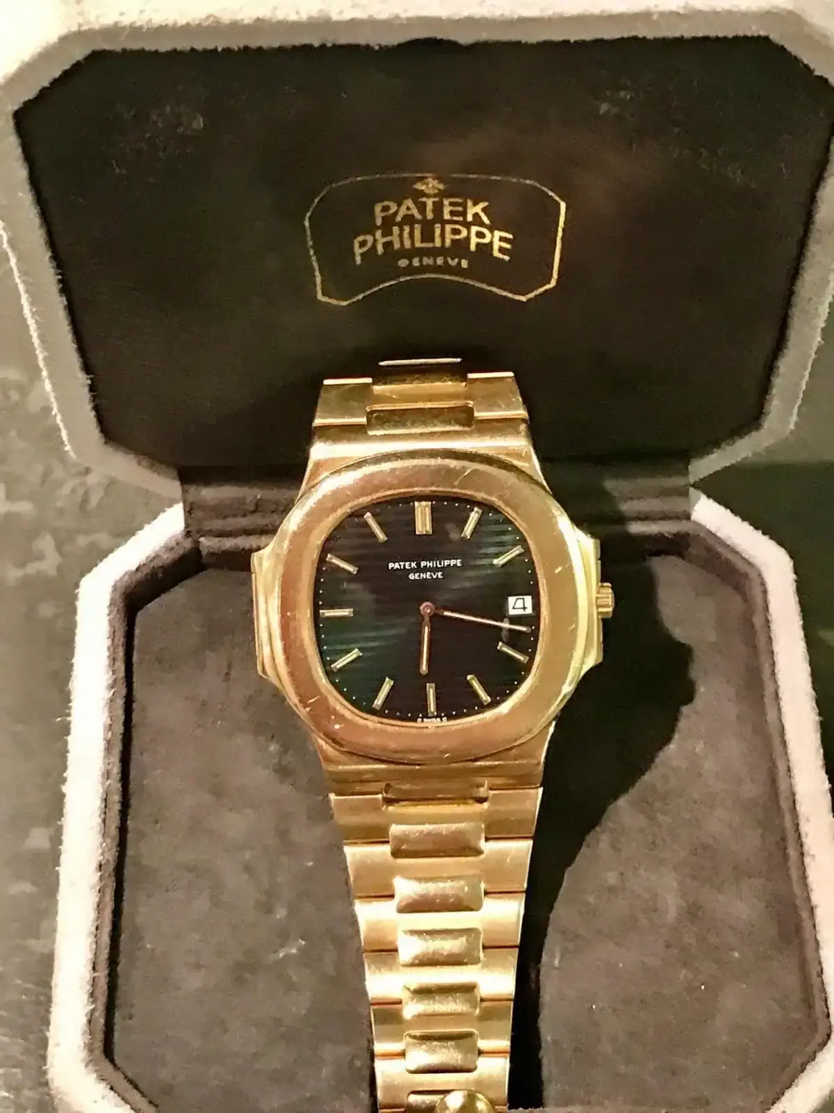 Montre dorée de luxe dans un écrin.