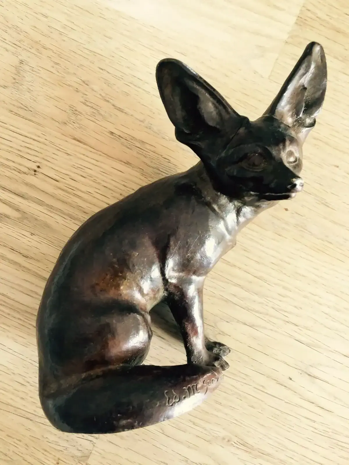 Statue en bronze d’un fennec sur table en bois