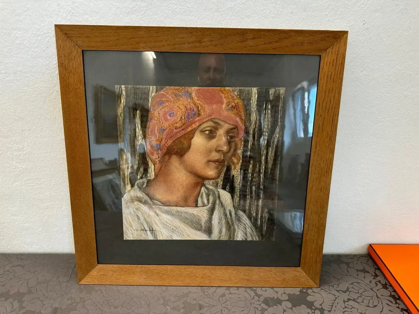 Portrait encadré d'une femme portant un foulard coloré