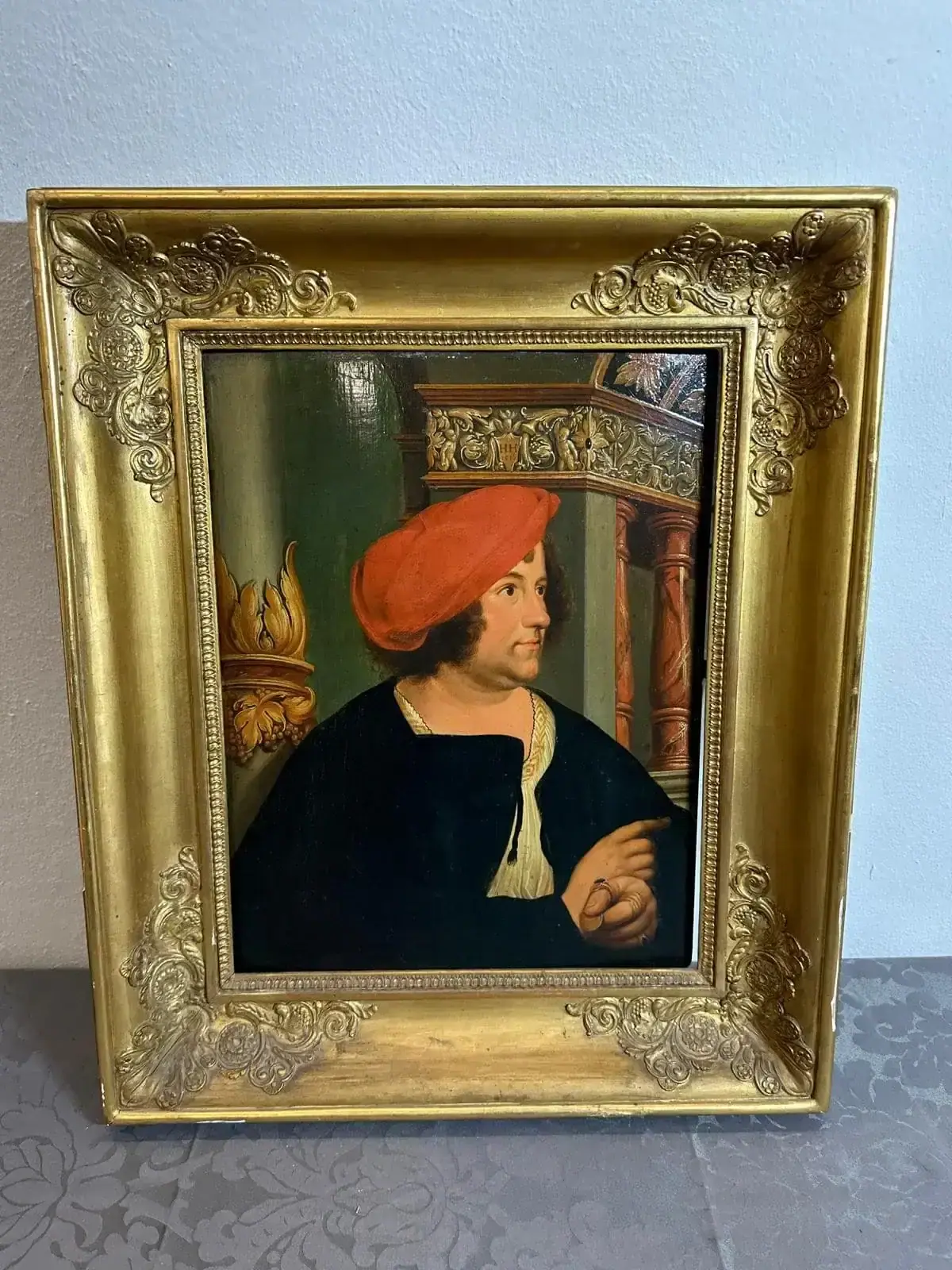 Portrait ancien d’homme au béret rouge encadré.