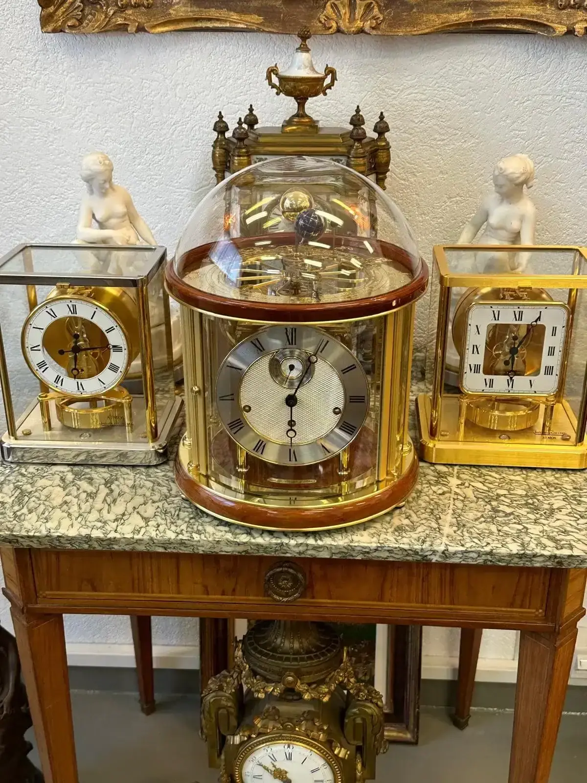 Horloges anciennes exposées sur une table en marbre.