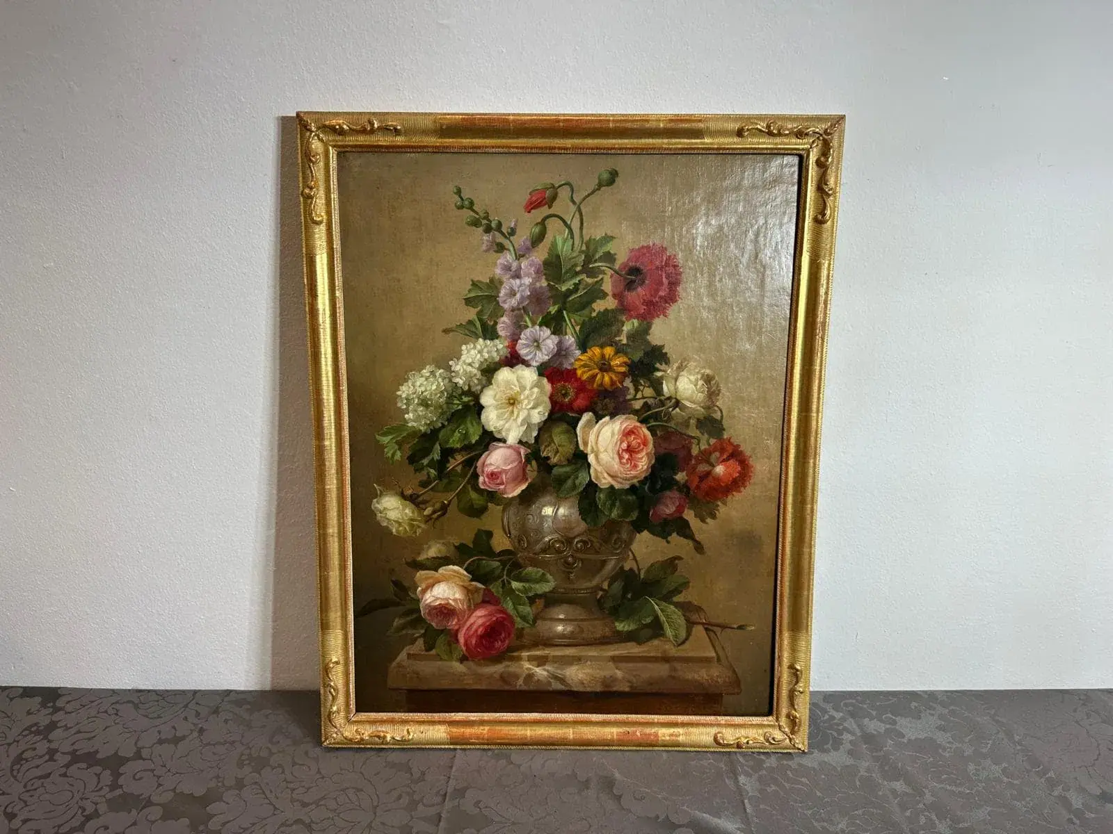 Tableau de fleurs colorées dans un vase doré