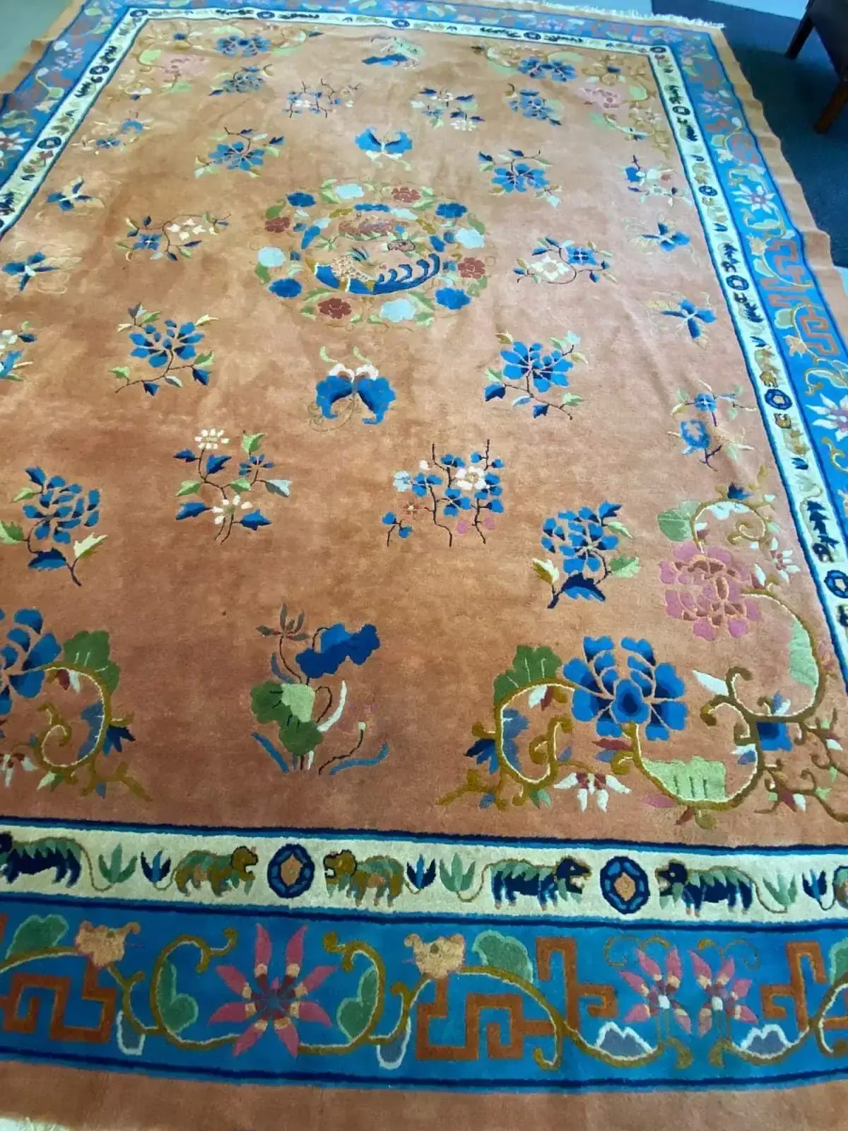 Tapis oriental aux motifs floraux colorés