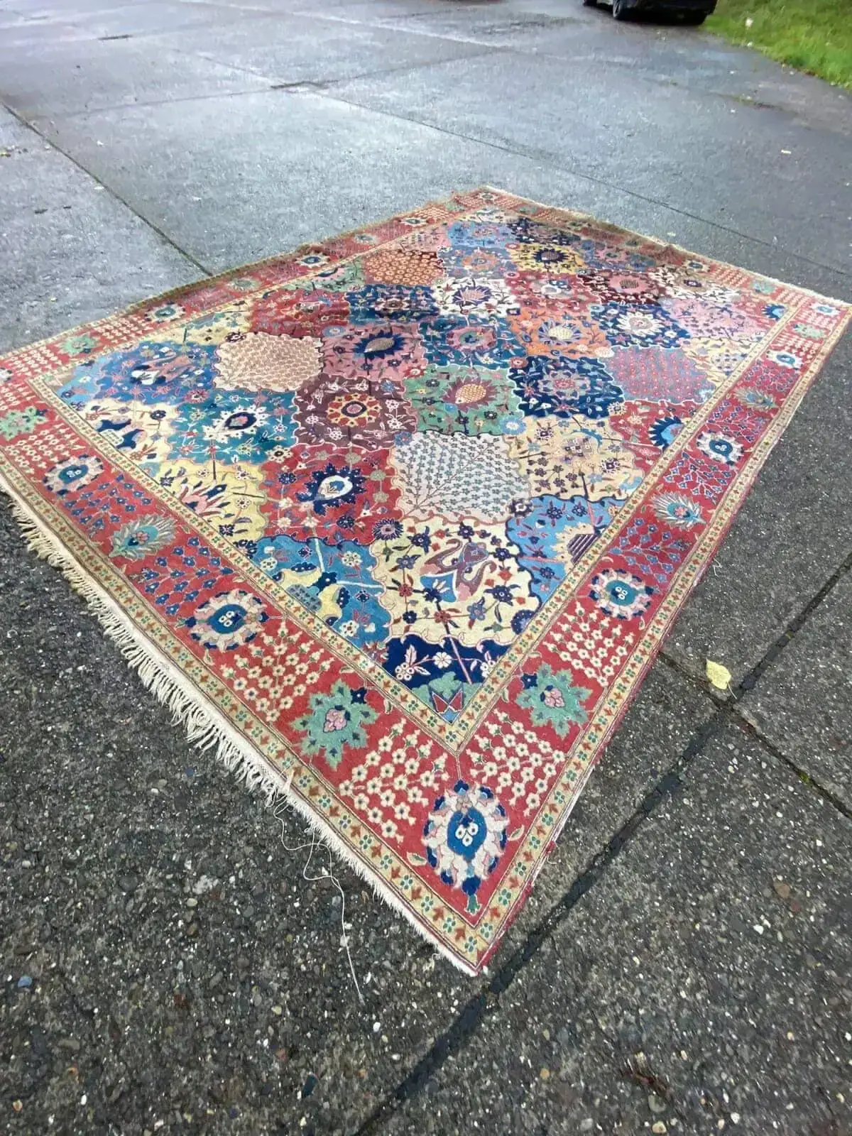 Tapis oriental coloré posé sur le sol extérieur.