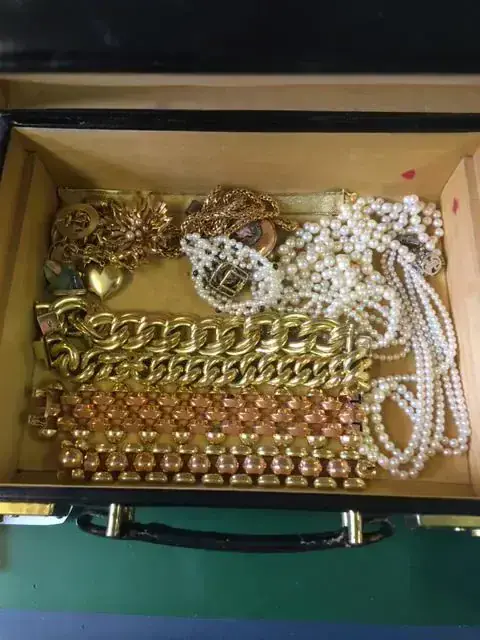 Boîte avec bijoux en or et colliers de perles