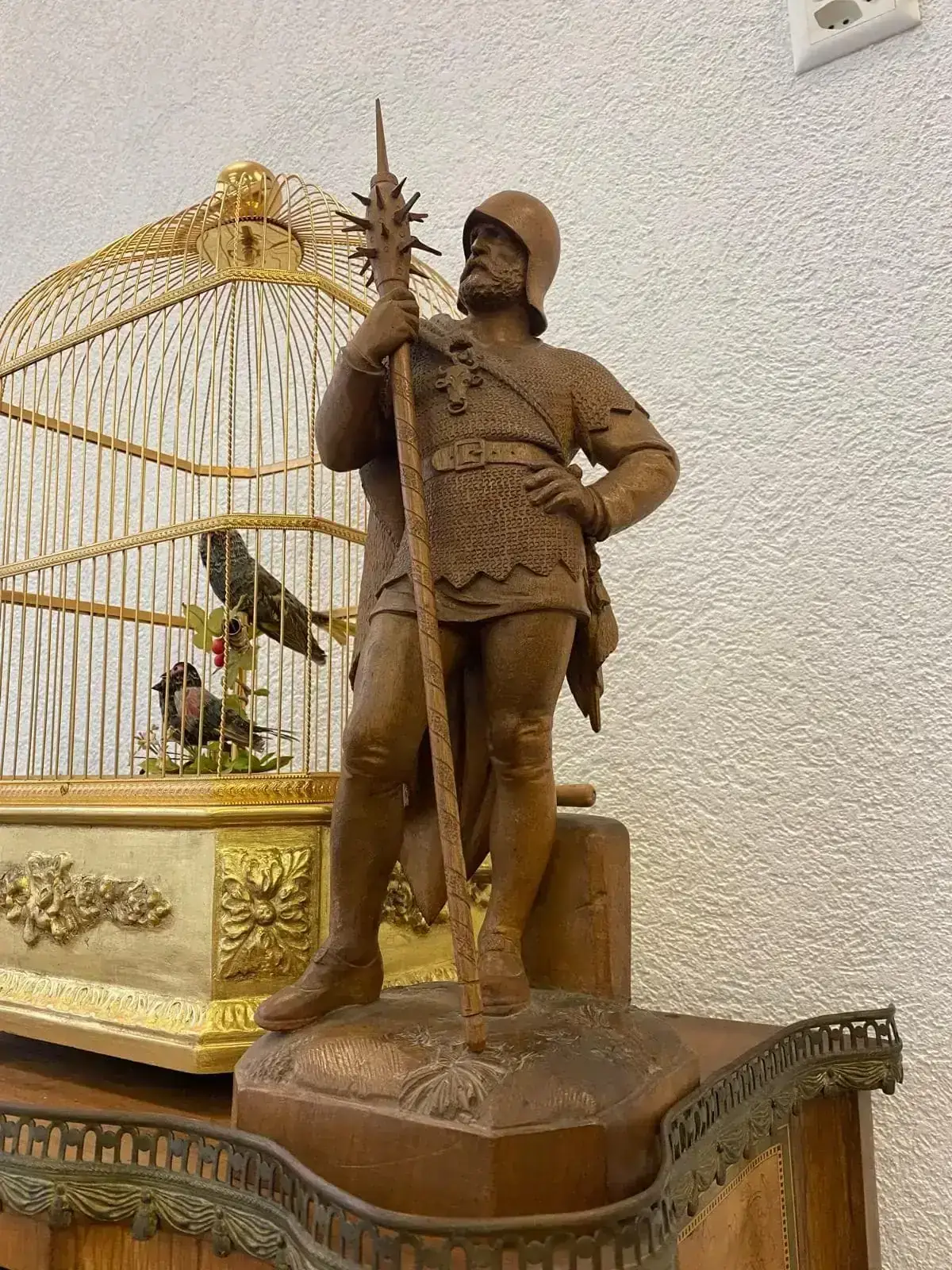 Statue en bois de chevalier médiéval décoratif