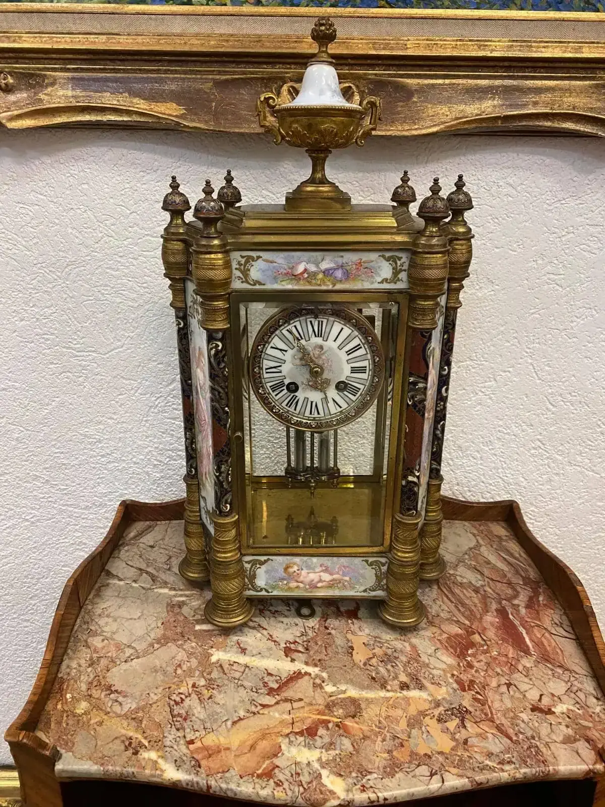 Horloge ancienne dorée sur table en marbre