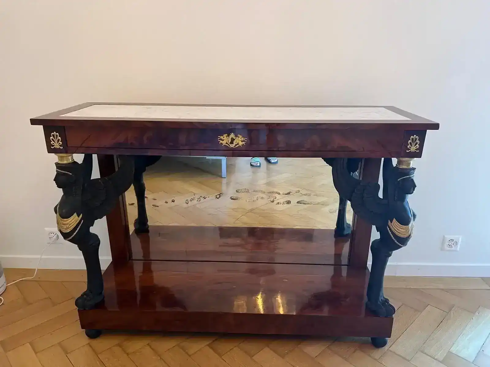 Console en bois sculpté avec ornements dorés.