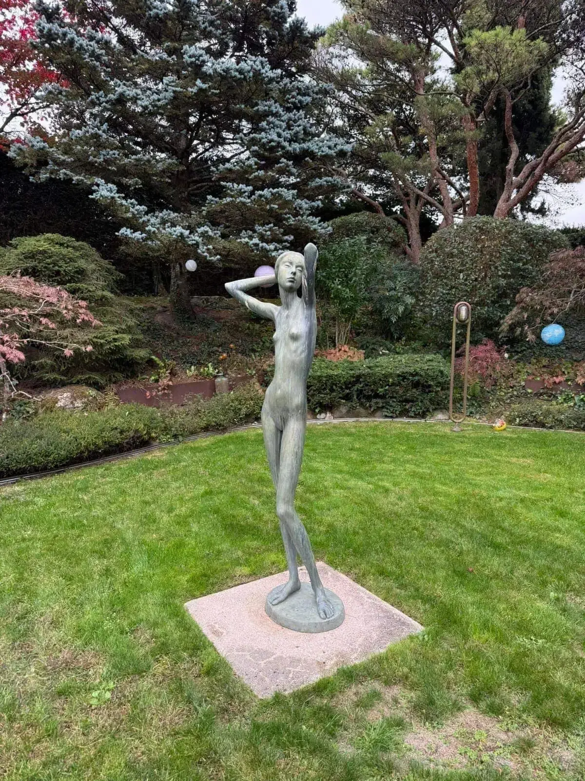 Sculpture en bronze dans un jardin verdoyant
