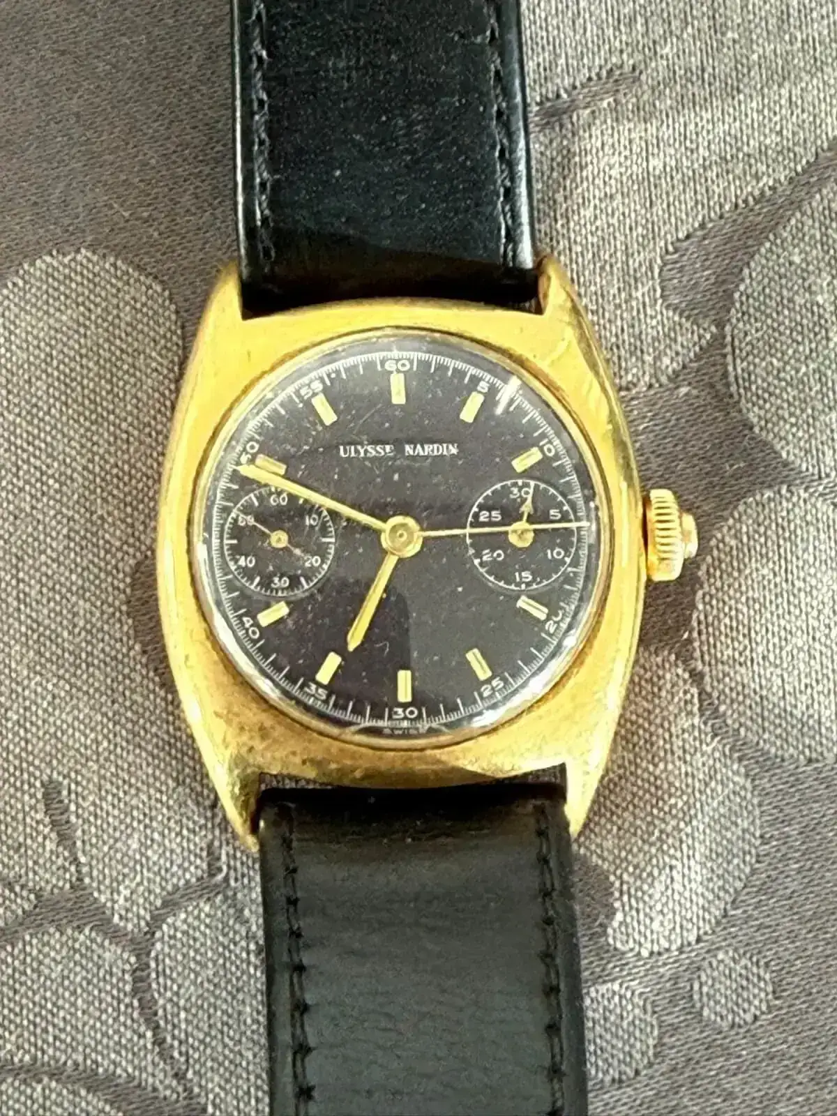 Montre ancienne dorée avec bracelet en cuir noir