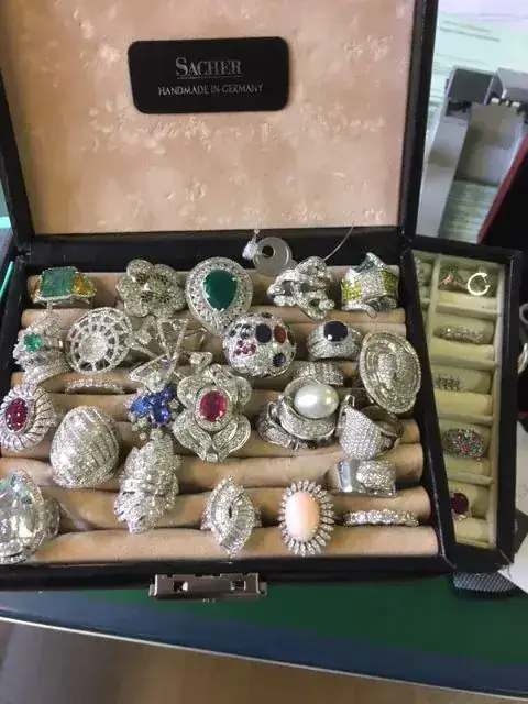 Boîte de bagues en argent et pierres précieuses.