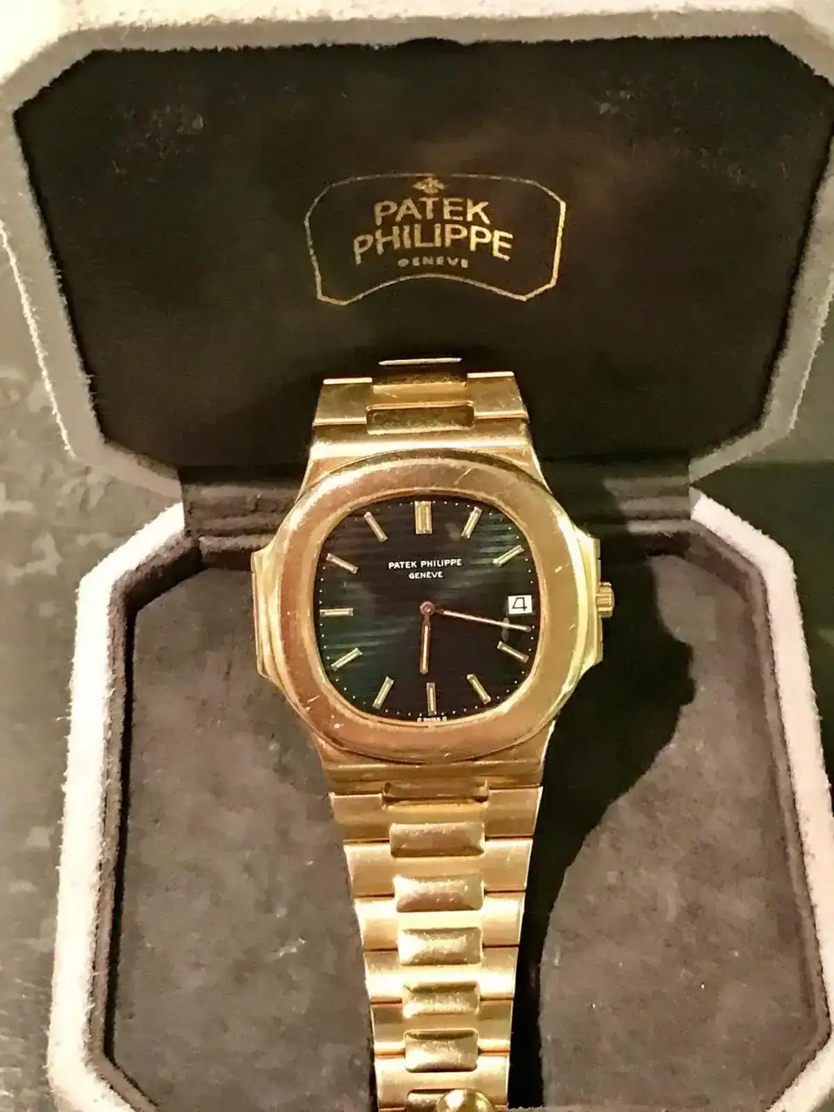 Montre dorée dans son écrin de luxe.