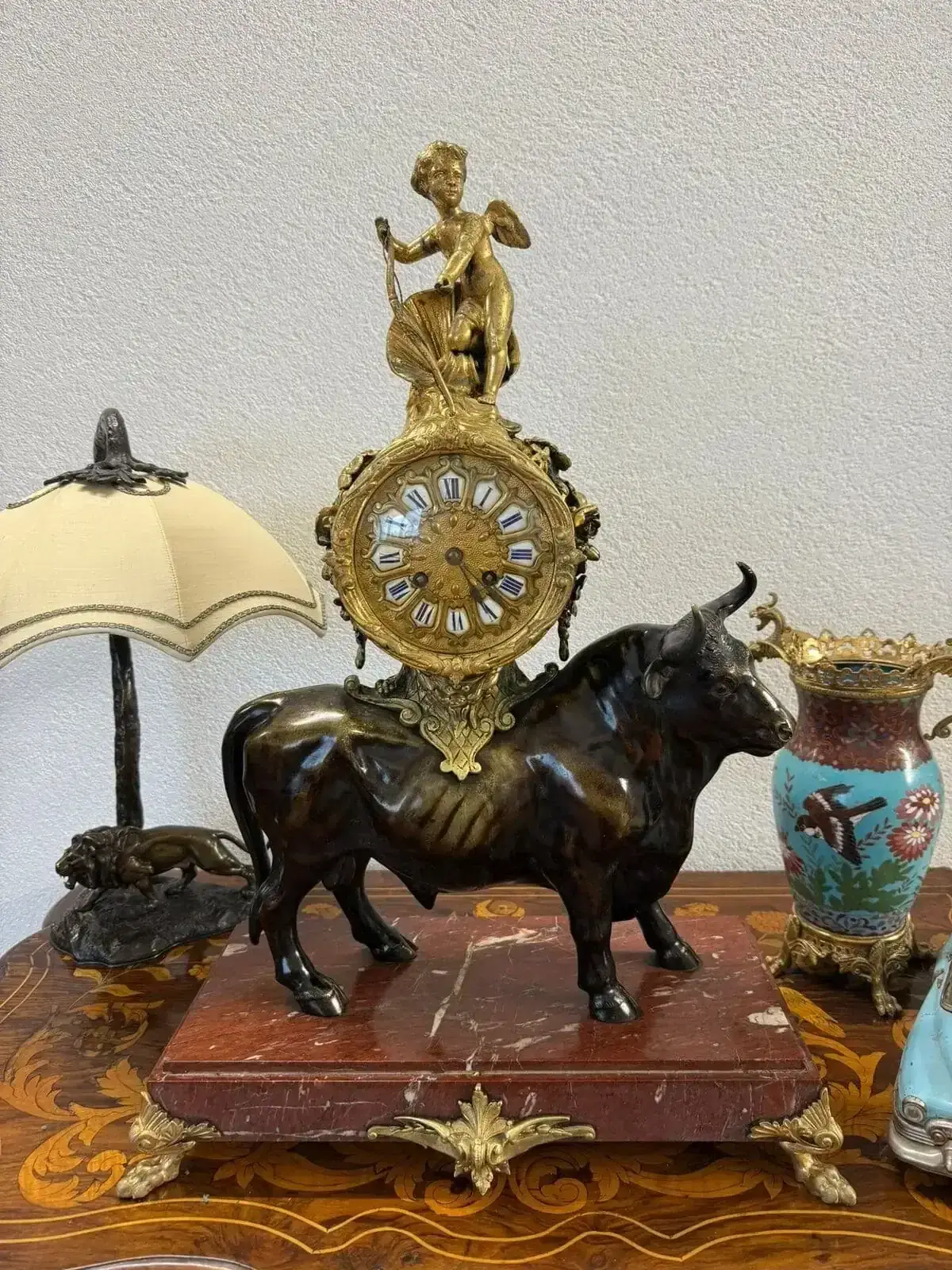 Horloge ancienne ornée d’un taureau et d’un ange.