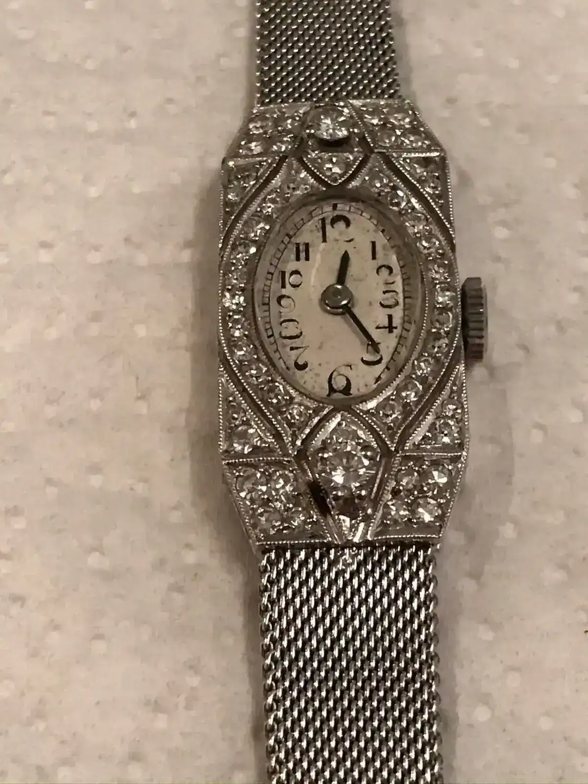 Montre ancienne argentée ornée de diamants