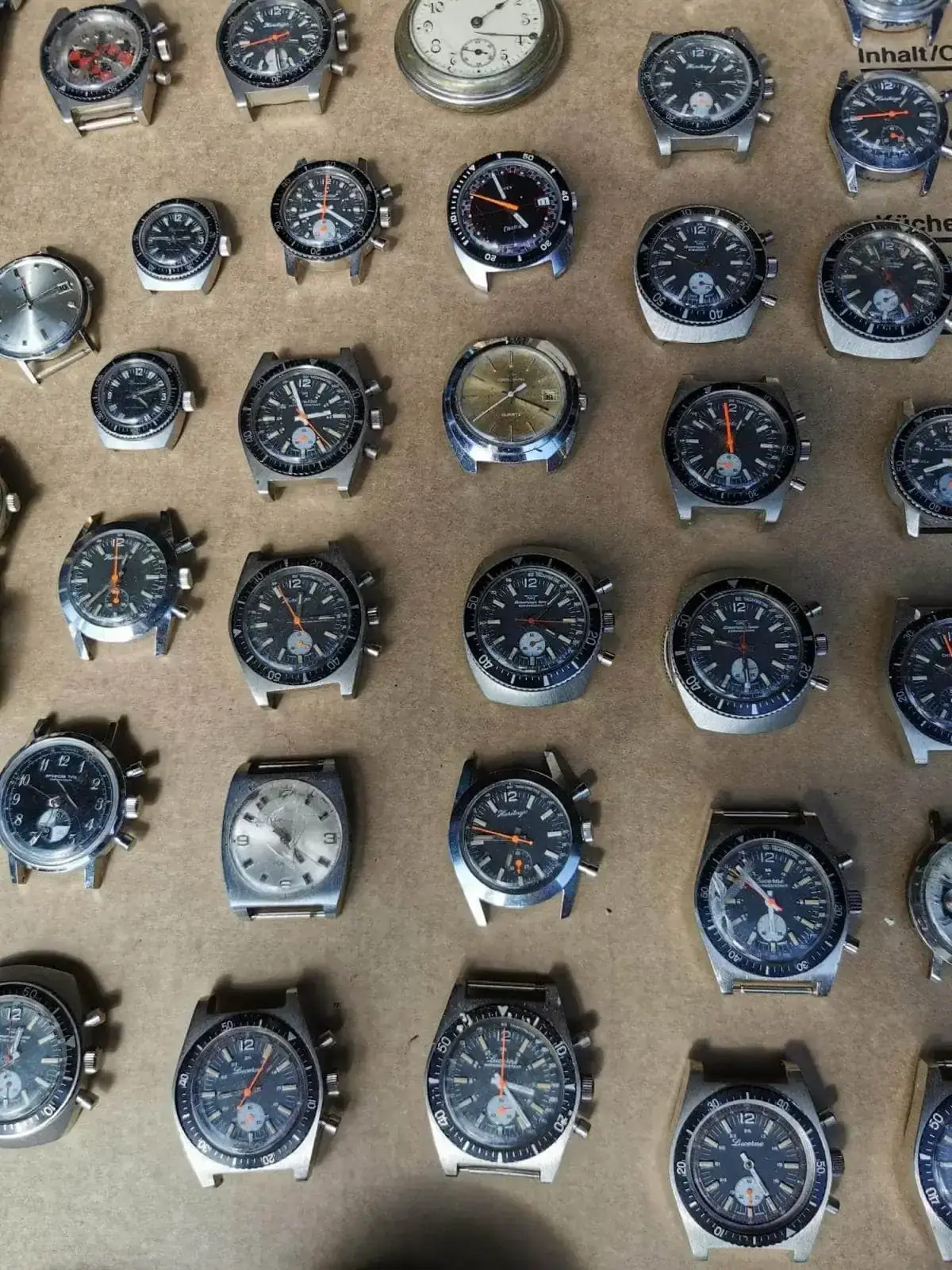 Collection de montres vintage sur fond marron.