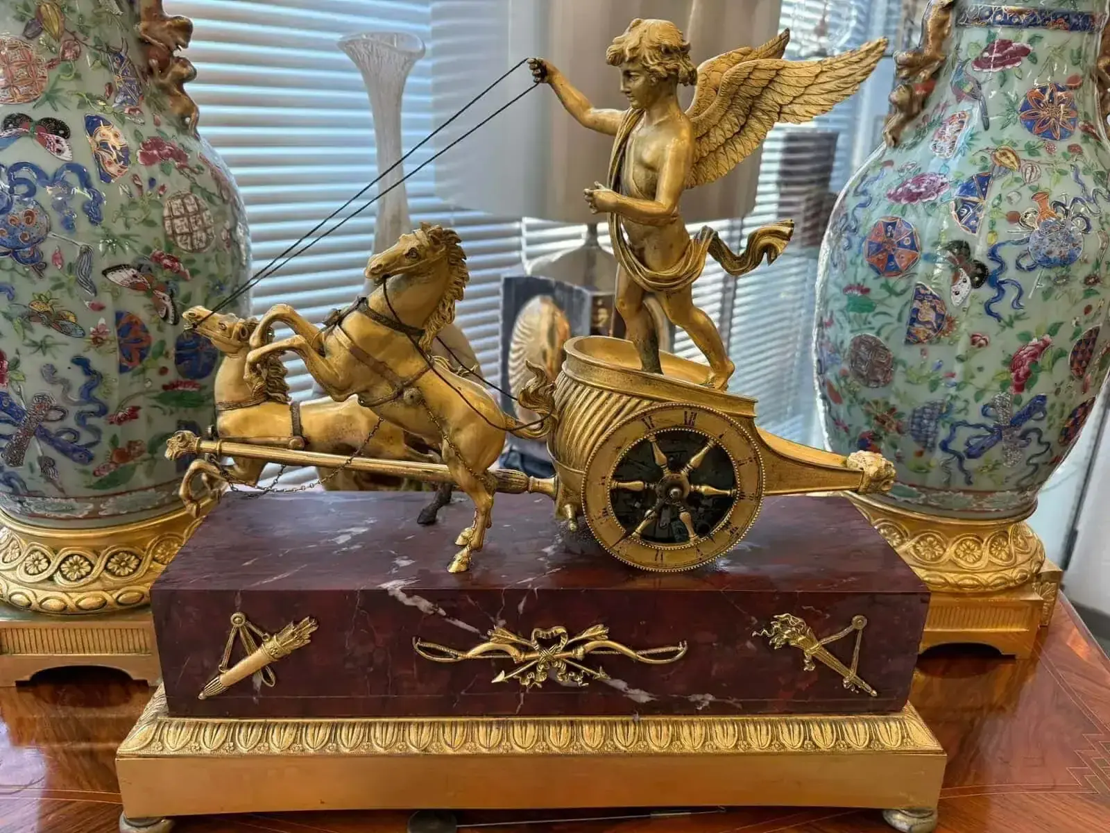 Horloge antique dorée avec ange et chevaux ailés