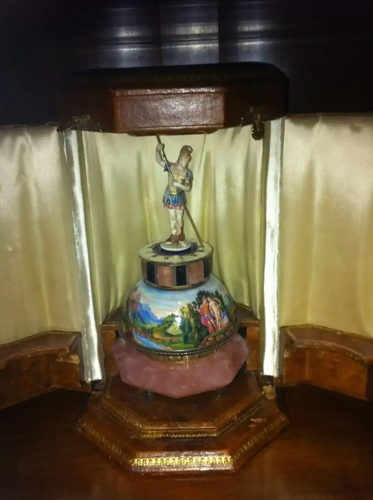 Horloge ancienne décorée avec figurine médiévale.