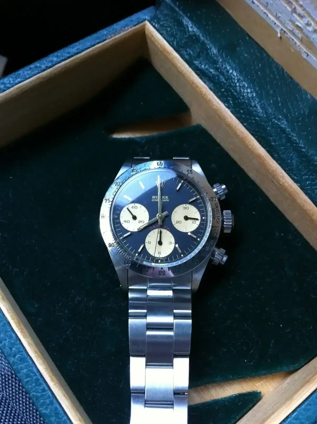 Montre argentée posée dans un coffret ouvert