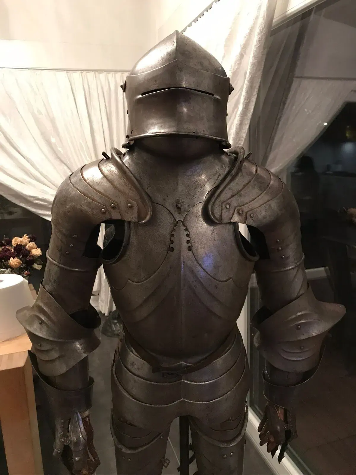 Armure médiévale complète en métal exposée en intérieur