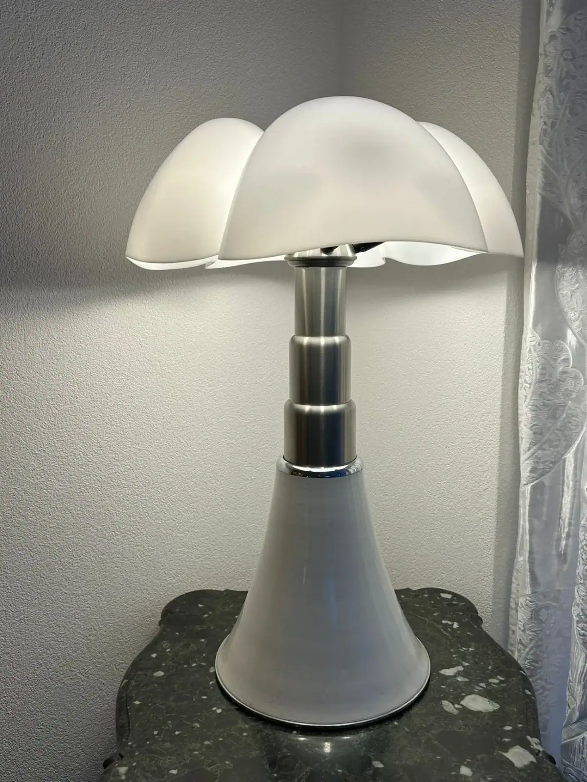 Lampe design blanche sur table en marbre