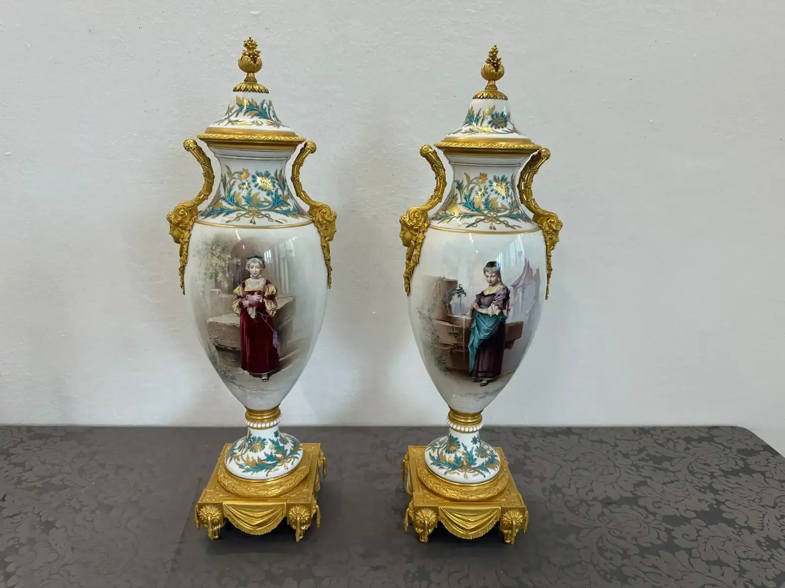 Paire de vases décoratifs en porcelaine ornée dorée