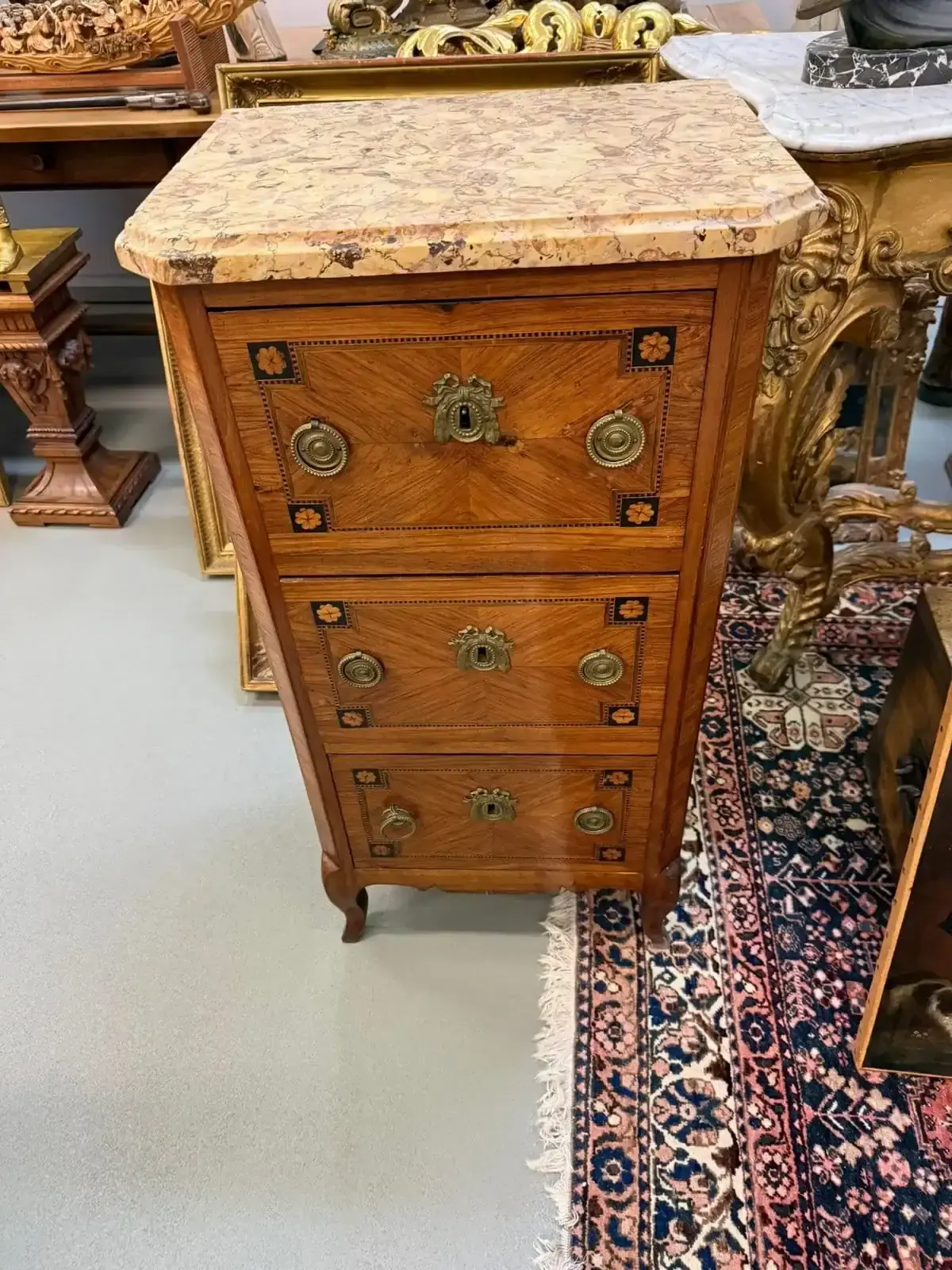 Commode ancienne en bois avec plateau en marbre