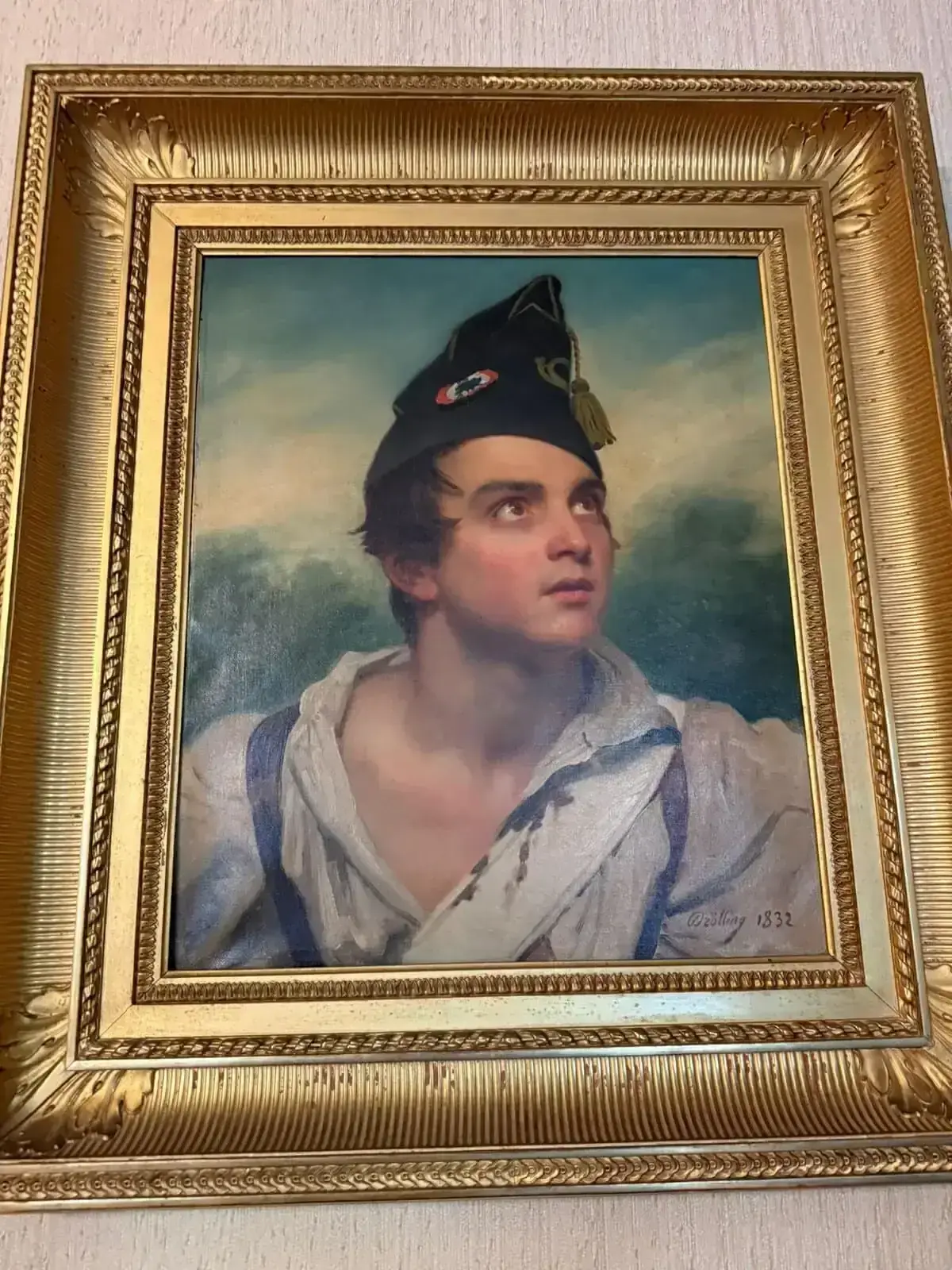Portrait d’un jeune homme en uniforme, cadre doré.
