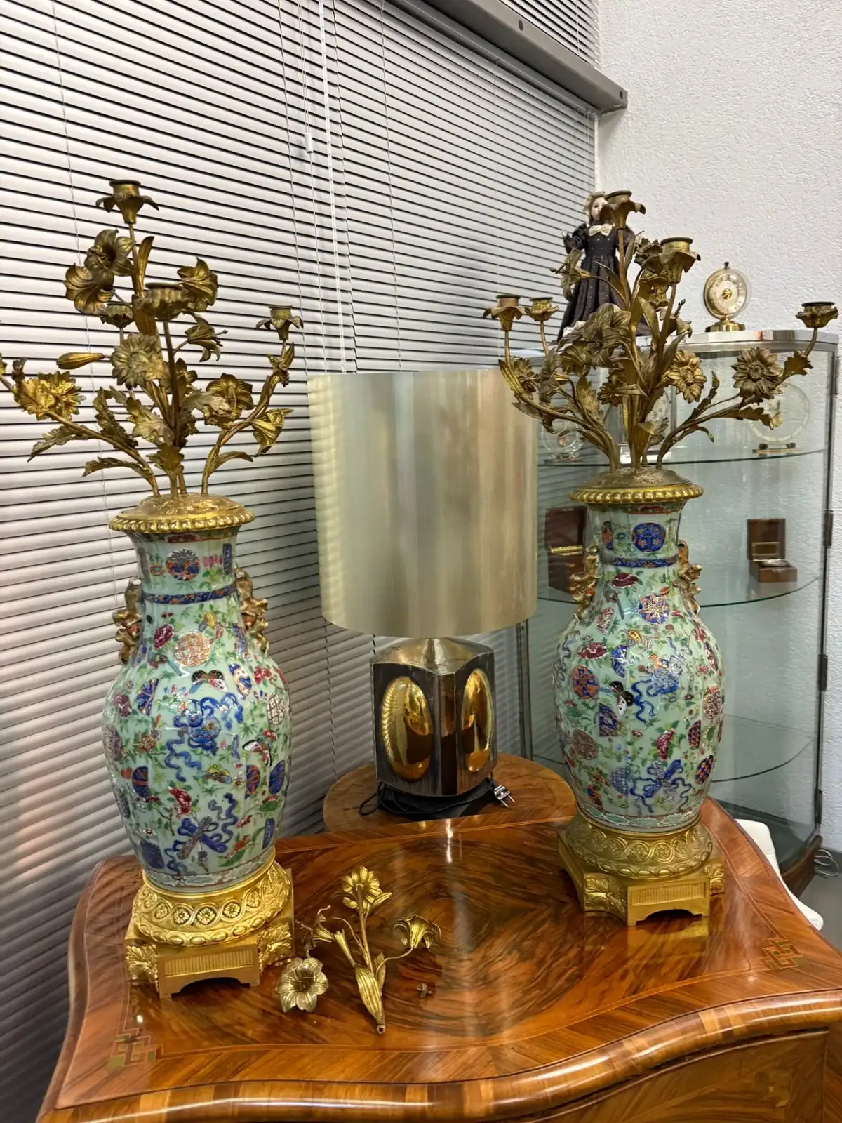 Paire de vases décoratifs fleuris sur meuble en bois