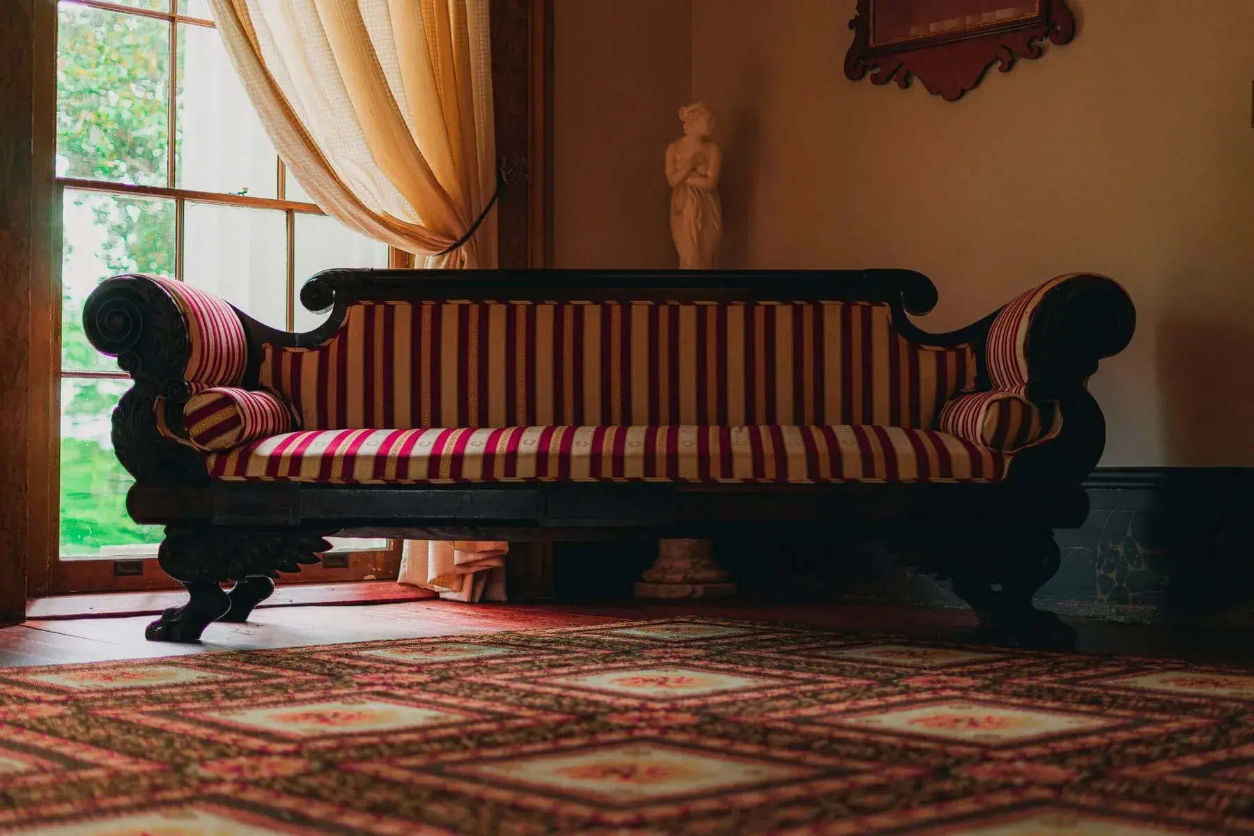 Sous la Trame : Un Voyage Extraordinaire à Travers l’Histoire Vivante du Tapis Ancien