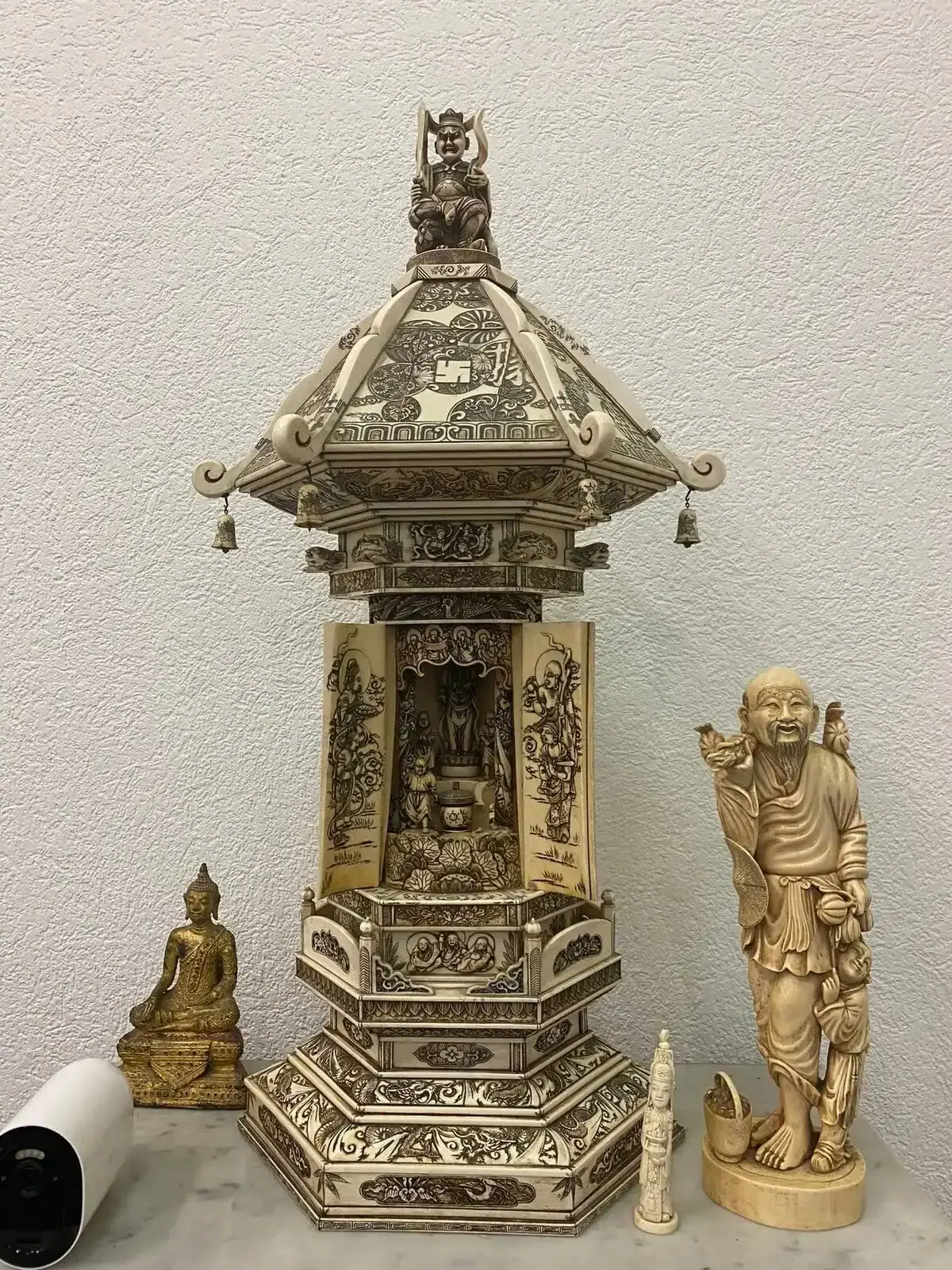 Sculptures asiatiques anciennes en ivoire et bois.